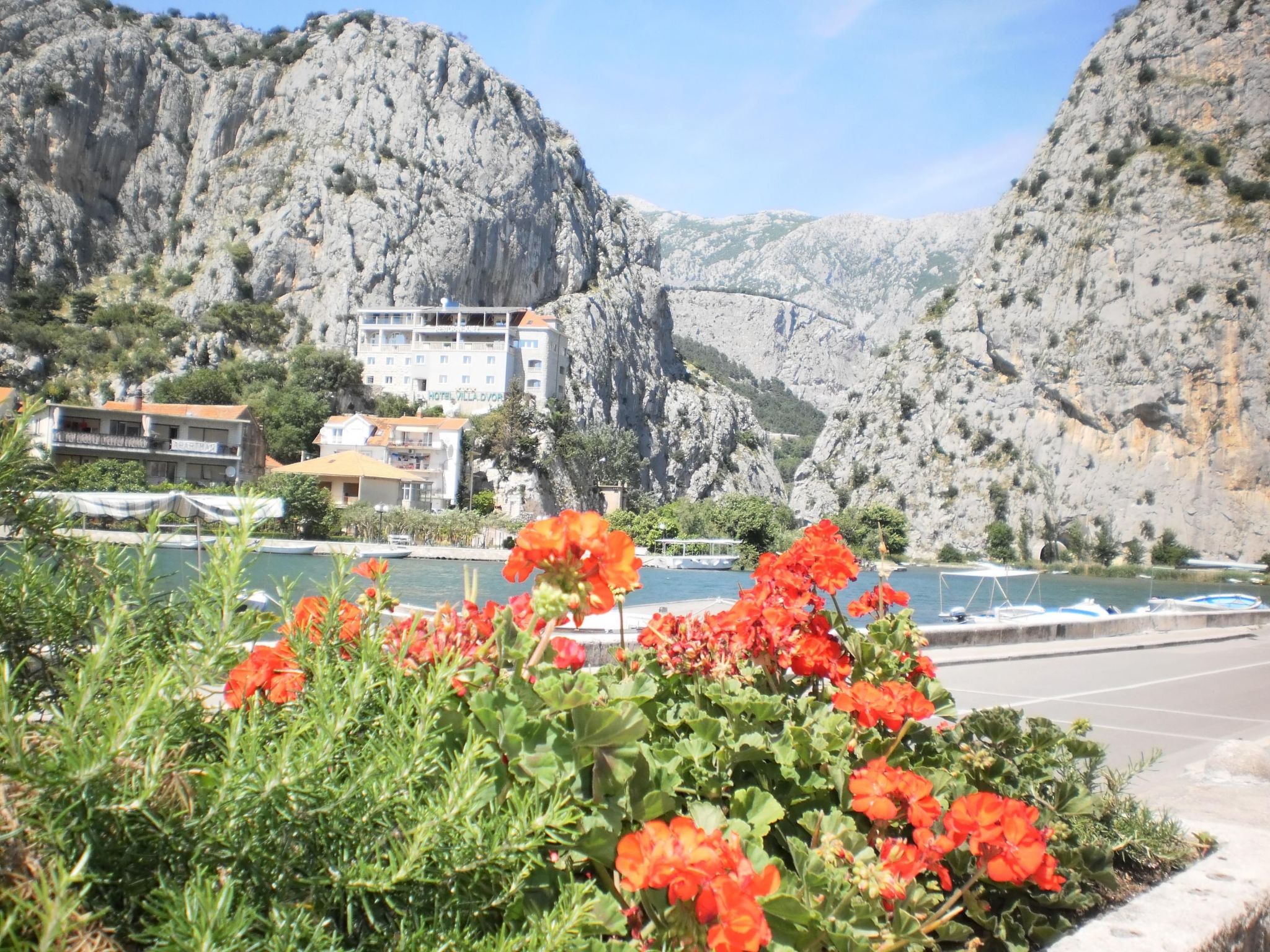 Moderne Ferienwohnung in Omiš mit Terrasse und Garten