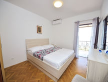 Appartement Lada: Zeezicht & zwembad op 100m van het strand in Omiš - thumbnail 3