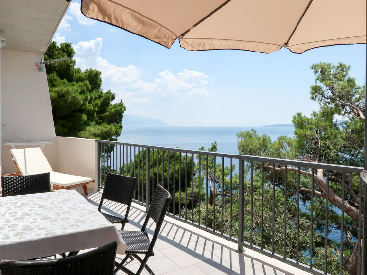 Vrijstaande bungalow aan zee in Omiš met zeezicht in Omiš