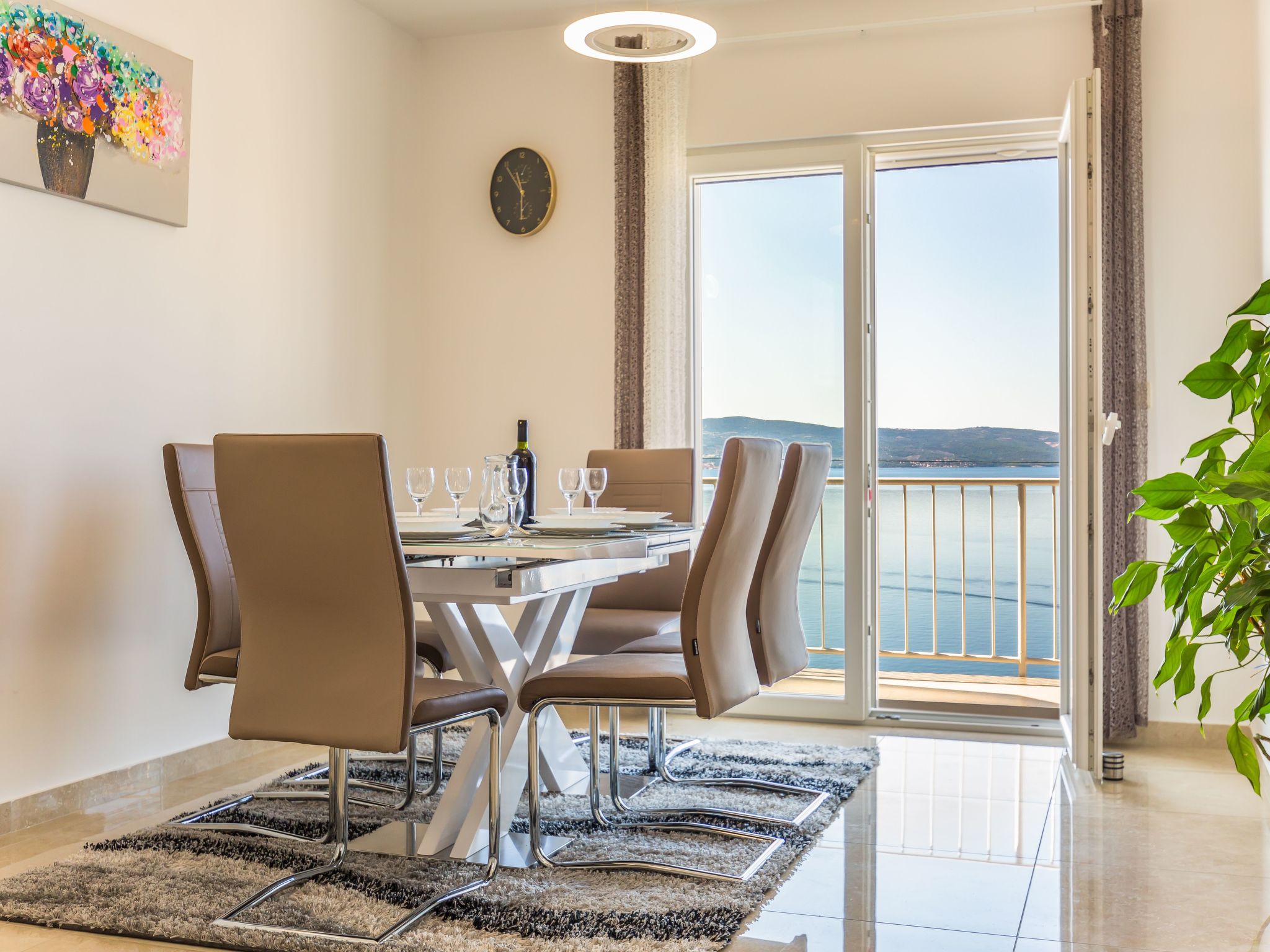 Große Wohnung in Omiš mit Möbliertem Balkon-Dedans