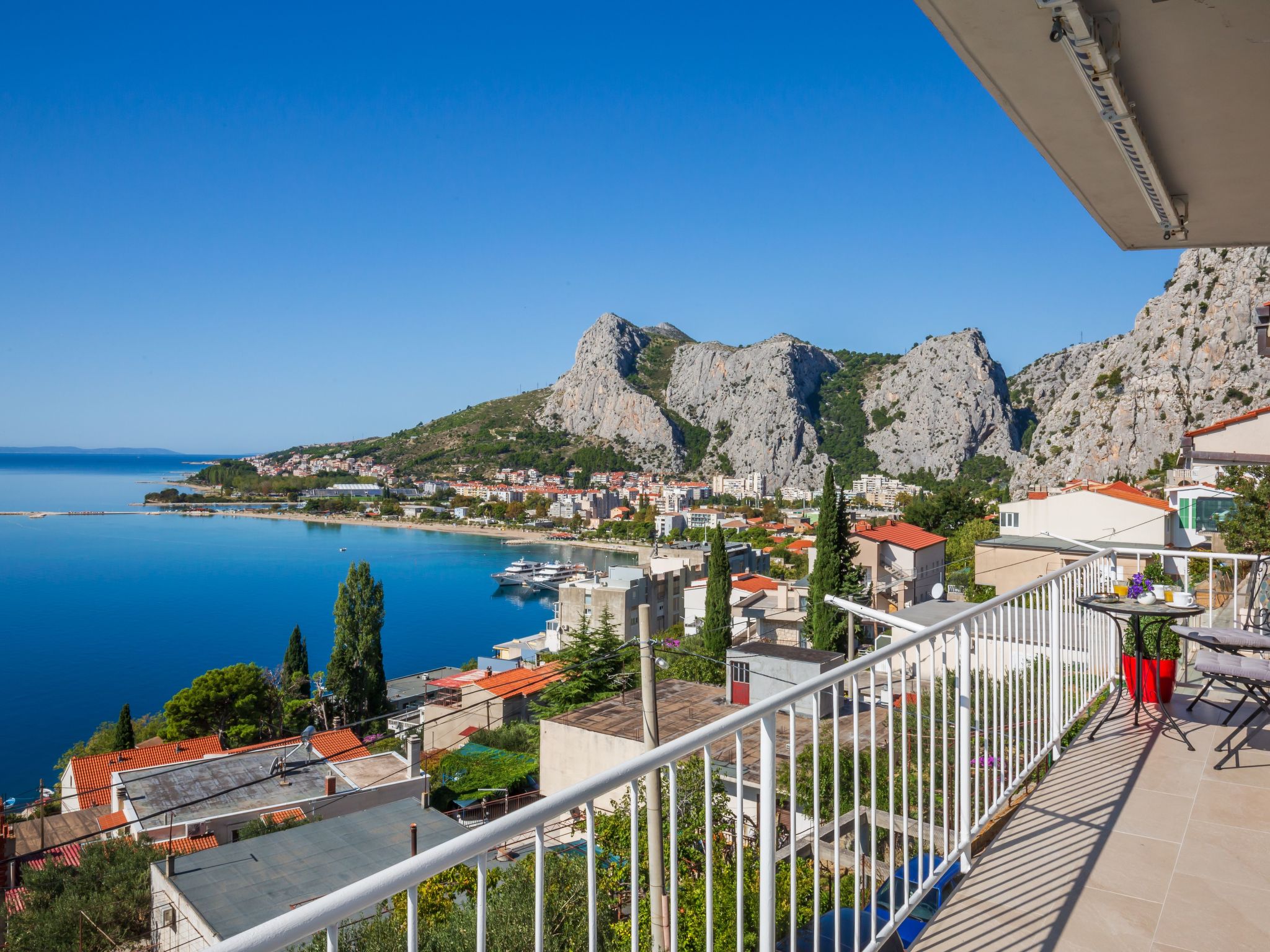 Große Wohnung in Omiš mit Möbliertem Balkon-Dedans