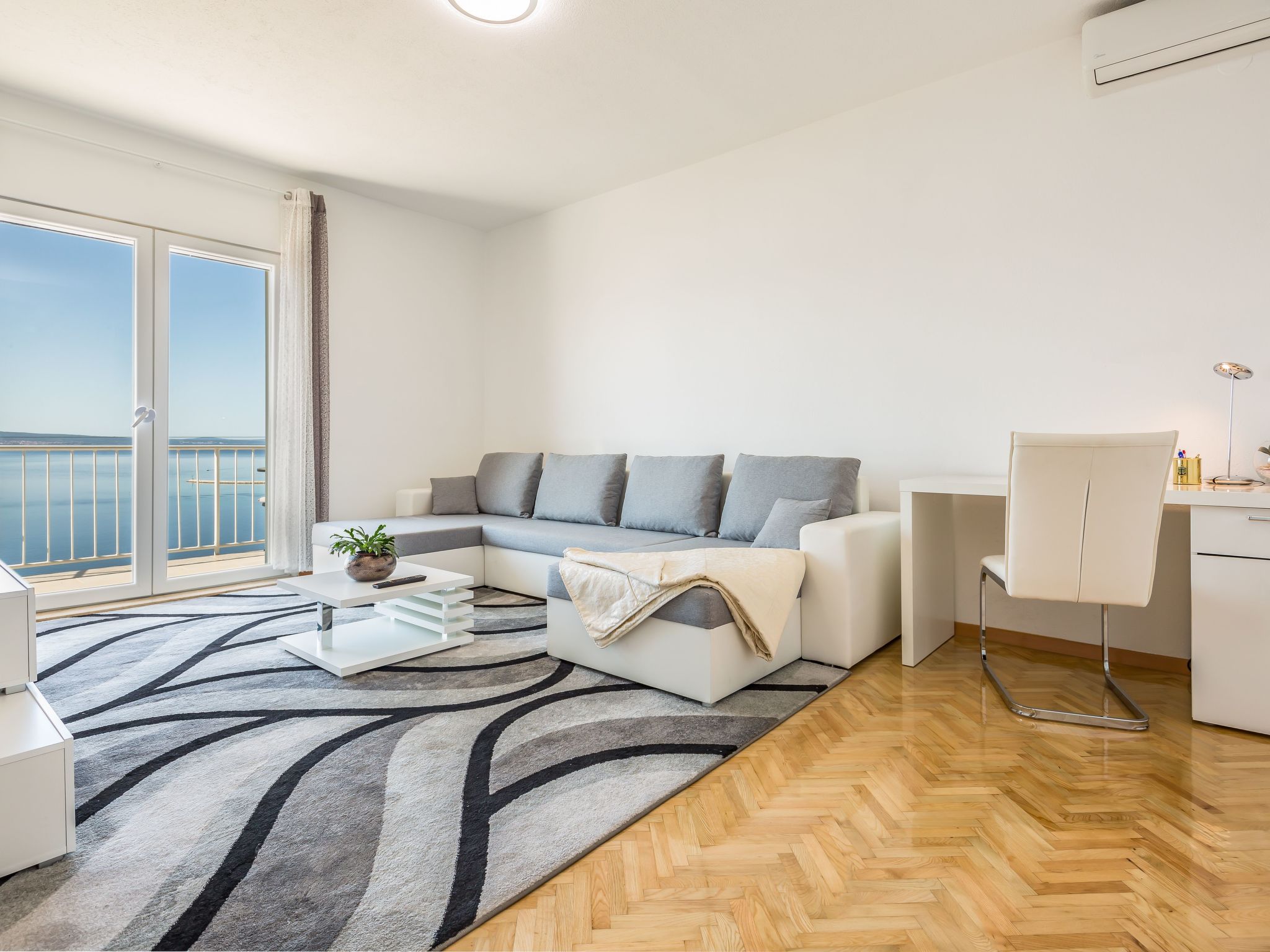 Große Wohnung in Omiš mit Möbliertem Balkon-Dedans