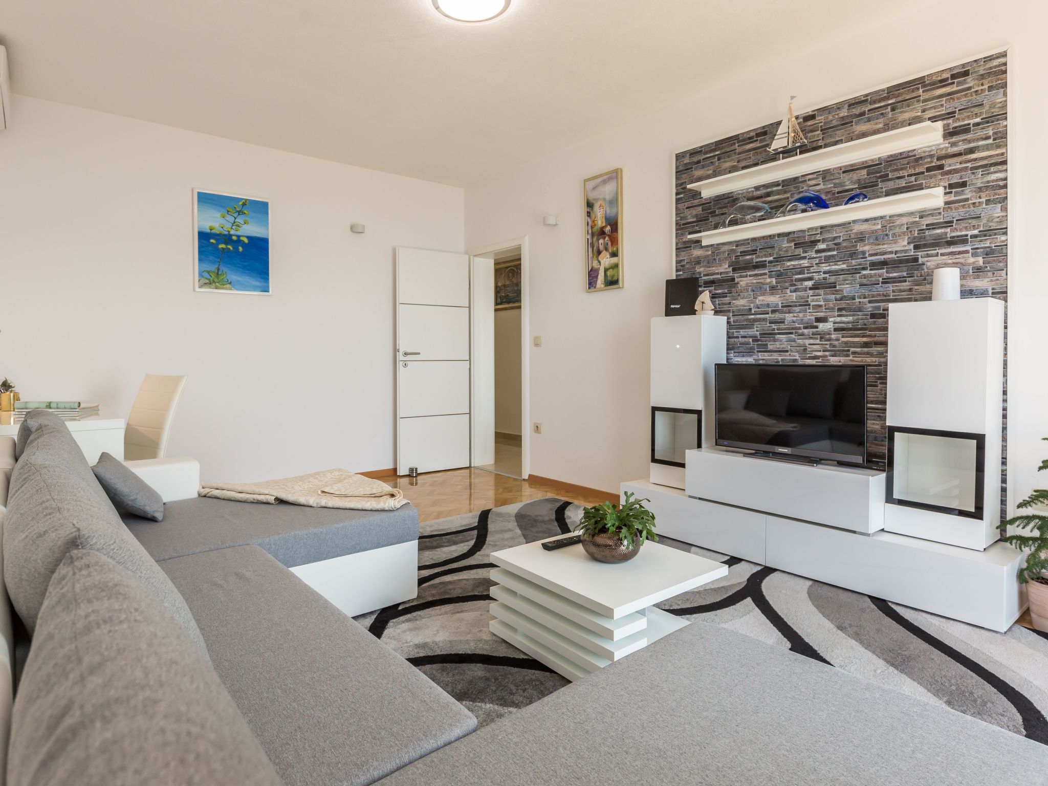 Große Wohnung in Omiš mit Möbliertem Balkon-Dedans