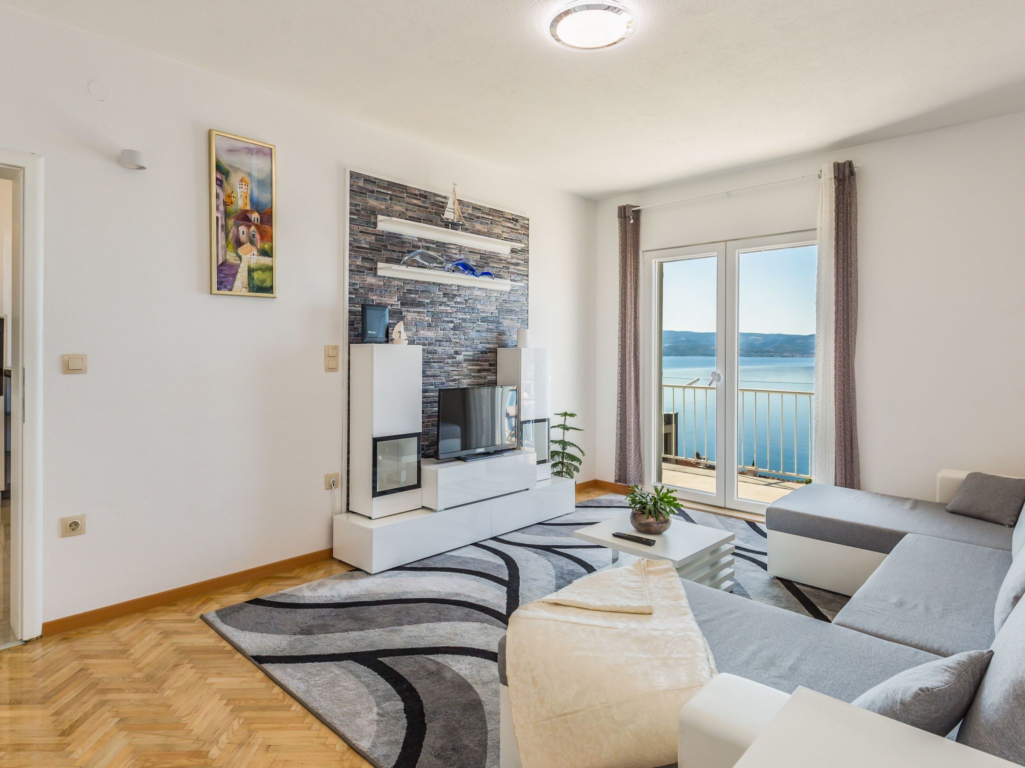 Große Wohnung in Omiš mit Möbliertem Balkon-Dedans