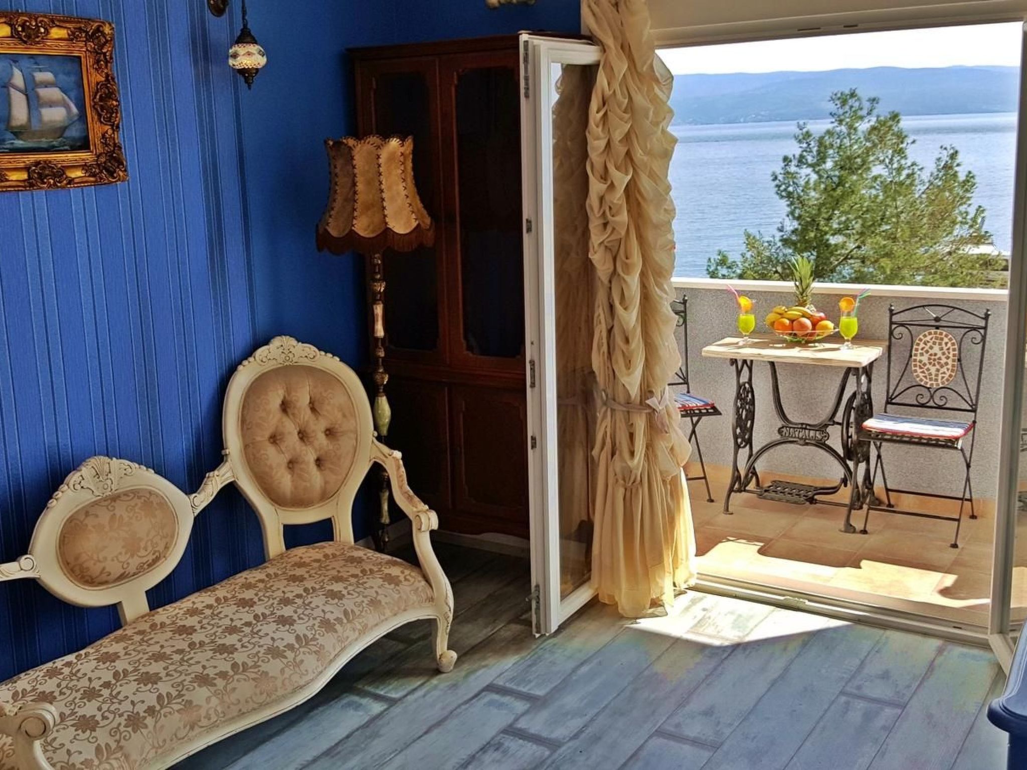 Mit überdachter Terrasse am Strand mit Meerblick-Drinnen
