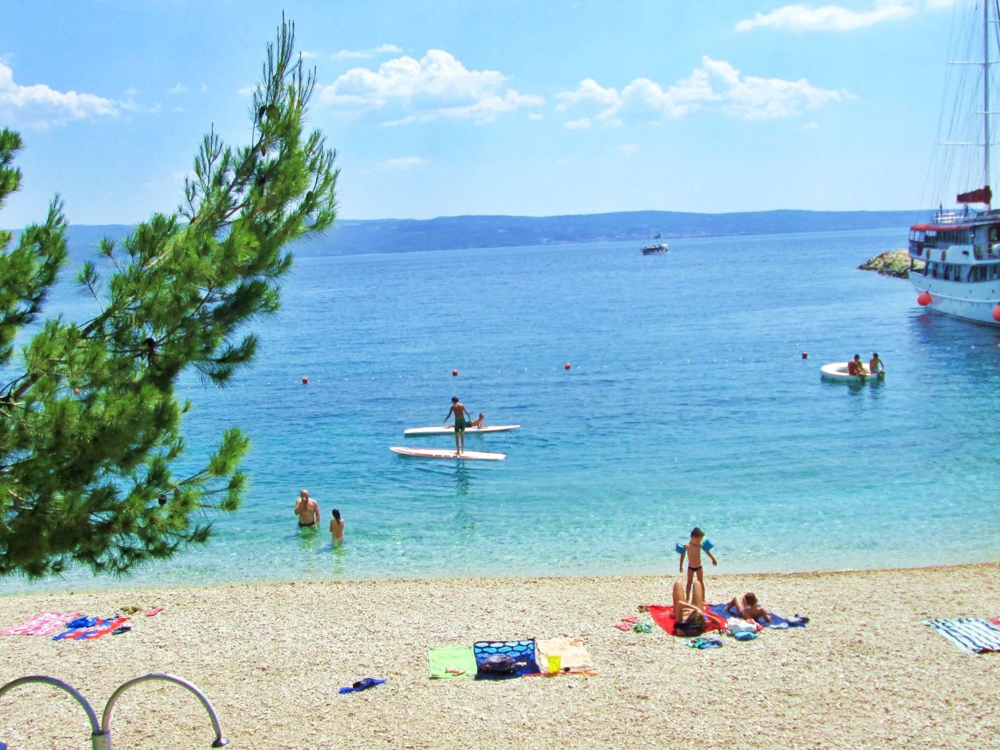 Mit überdachter Terrasse und Balkon am Strand mit Meerblick-Buiten