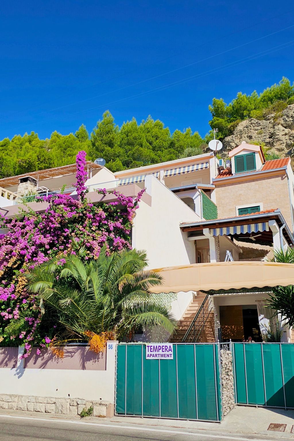 Mit überdachter Terrasse und Balkon am Strand mit Meerblick-Buiten