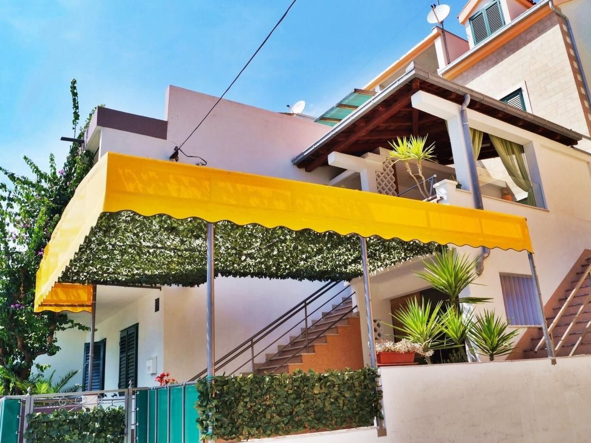 Mit überdachter Terrasse und Balkon am Strand mit Meerblick-Buiten