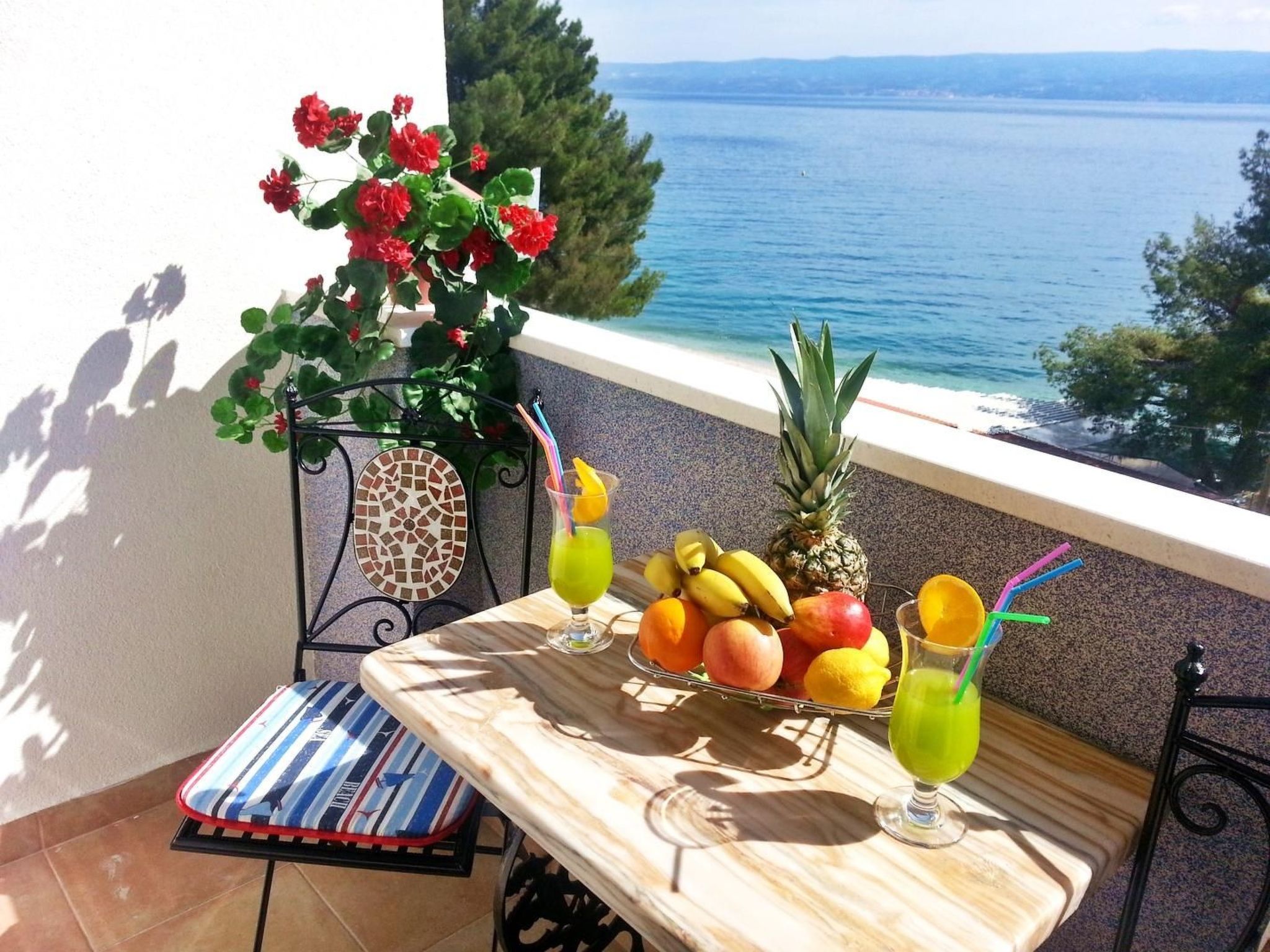 Mit überdachter Terrasse und Balkon am Strand mit Meerblick-Image-tags.info