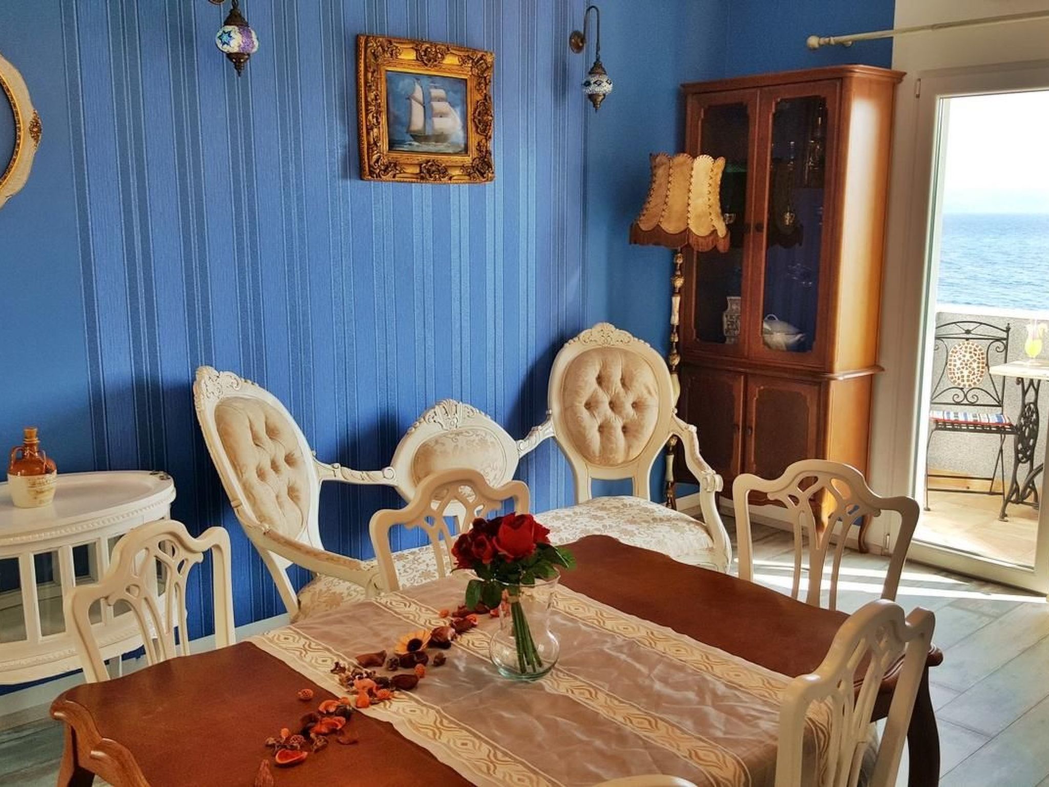 Mit überdachter Terrasse und Balkon am Strand mit Meerblick-Binnen