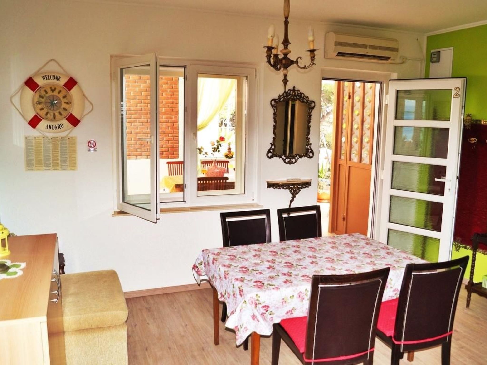 Mit überdachter Terrasse und Balkon am Strand mit Meerblick-Image-tags.info