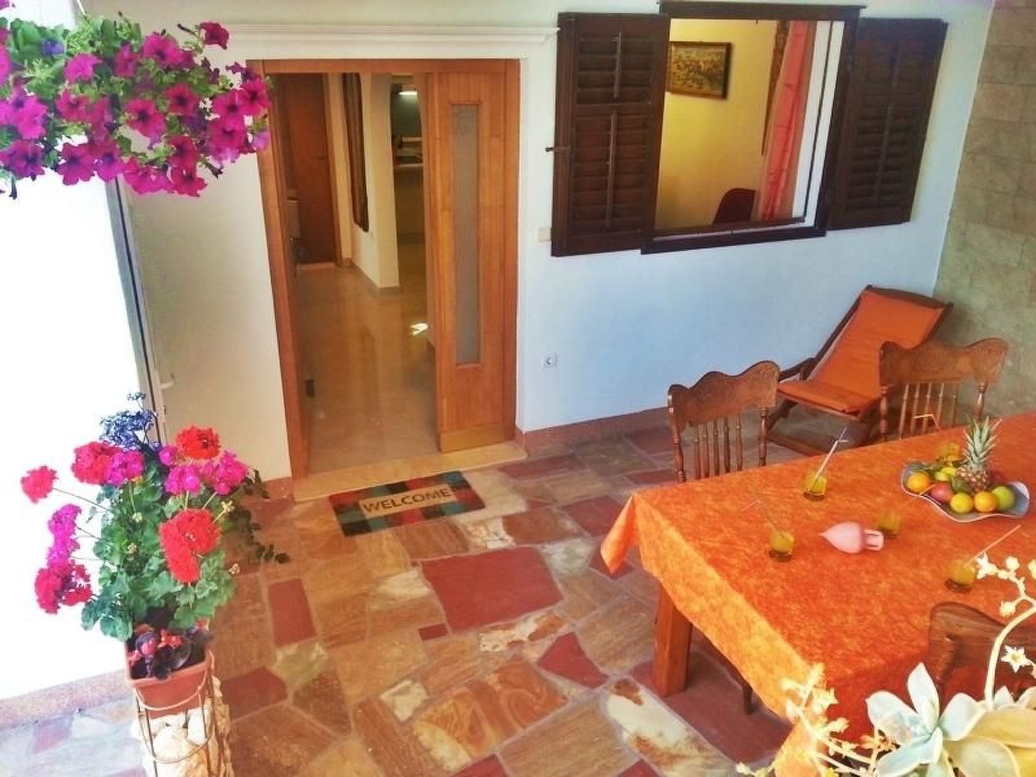 Mit überdachter Terrasse und Balkon am Strand mit Meerblick-Image-tags.info