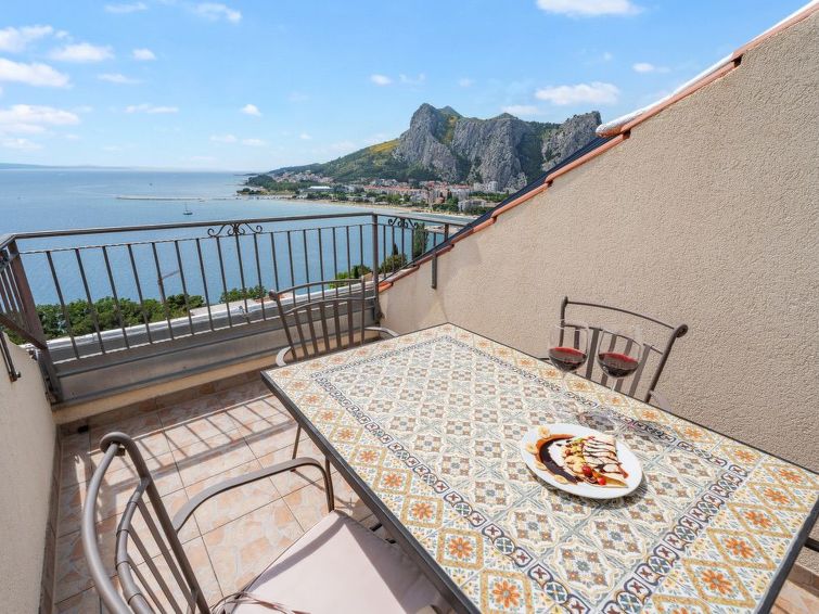 Appartement in Omiš op 1 km van centrum en direct aan zee in Omiš