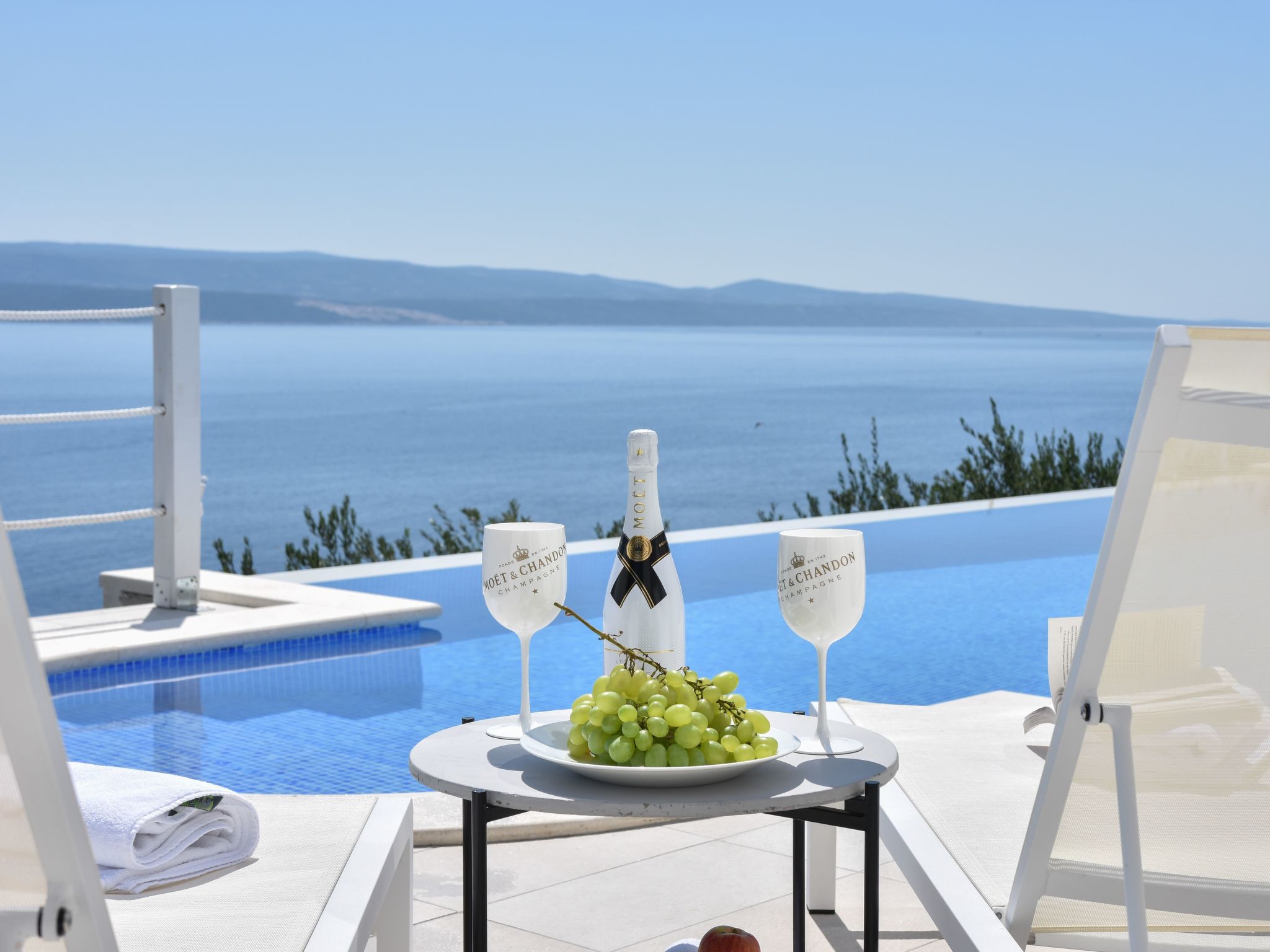 2 Schlafzimmer Villa Blue Dream mit Infinity-Pool-Inside