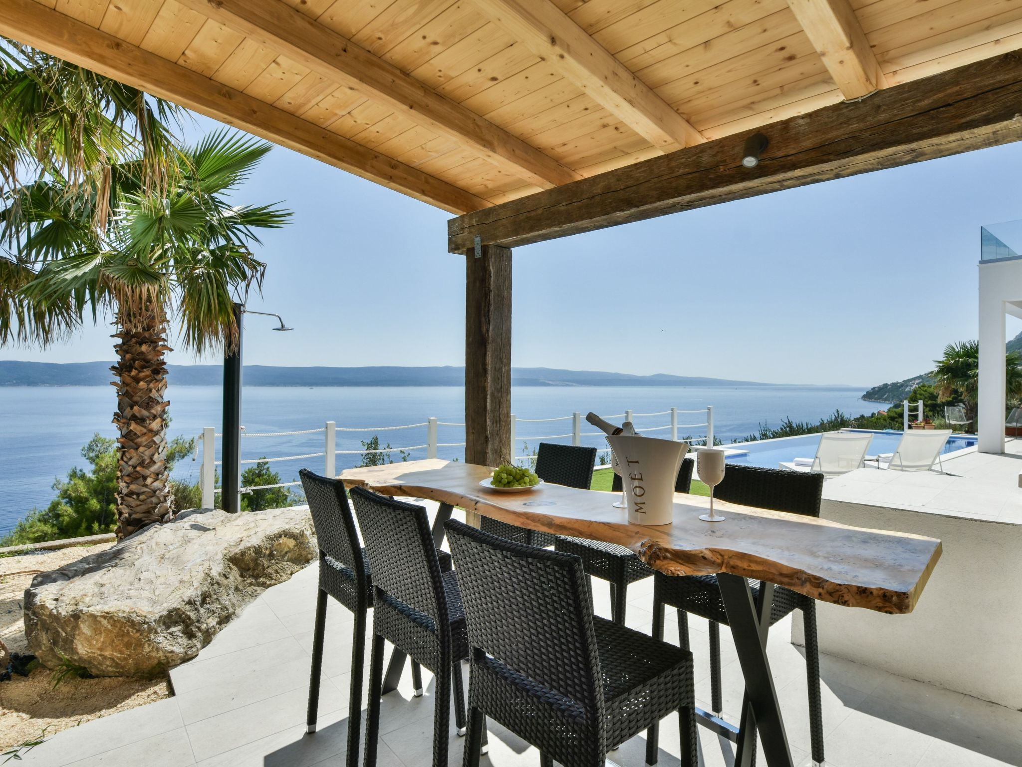 2 Schlafzimmer Villa Blue Dream mit Infinity-Pool-Inside