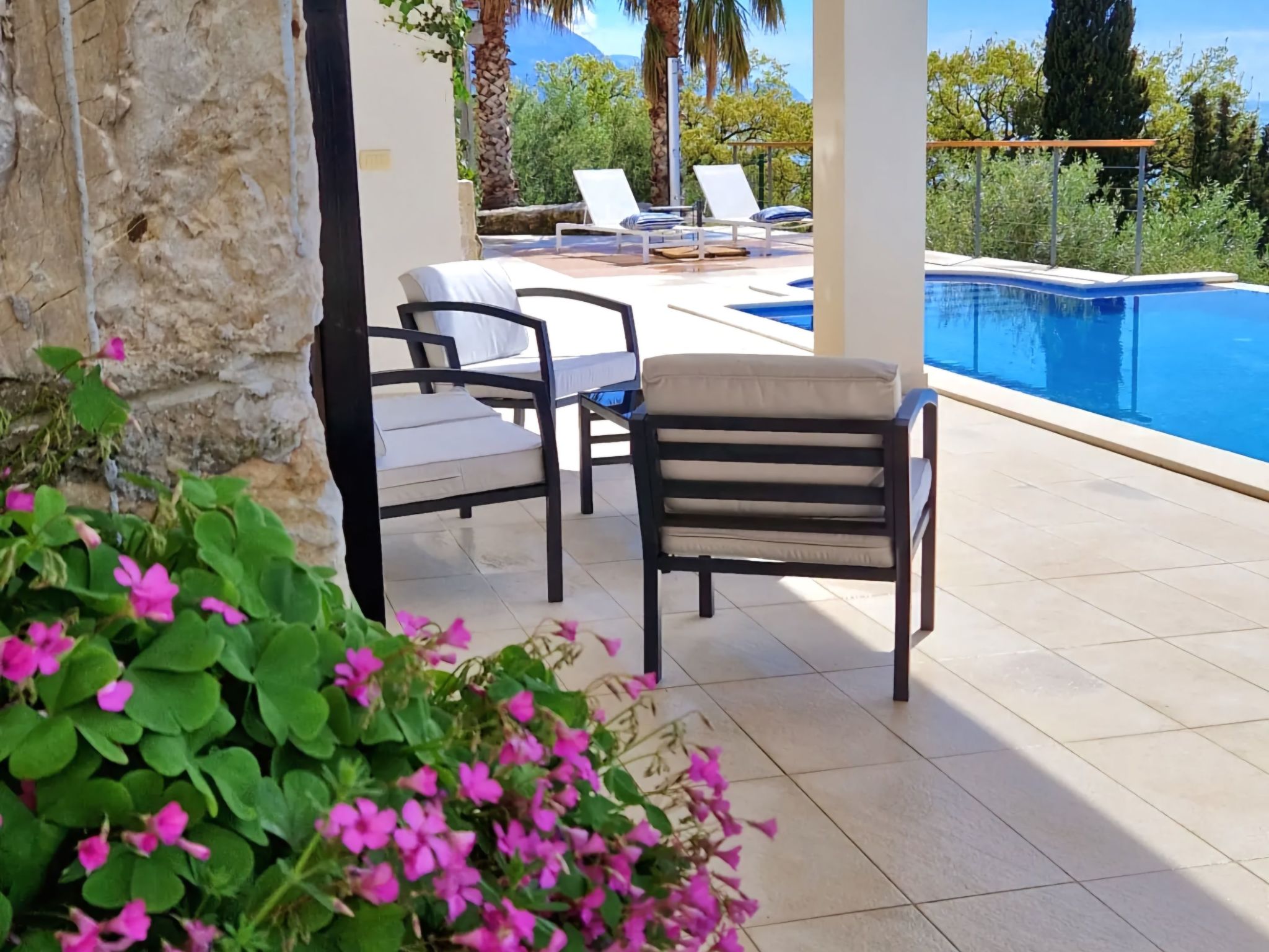 2 Schlafzimmer Villa Blue Dream mit Infinity-Pool-Inside