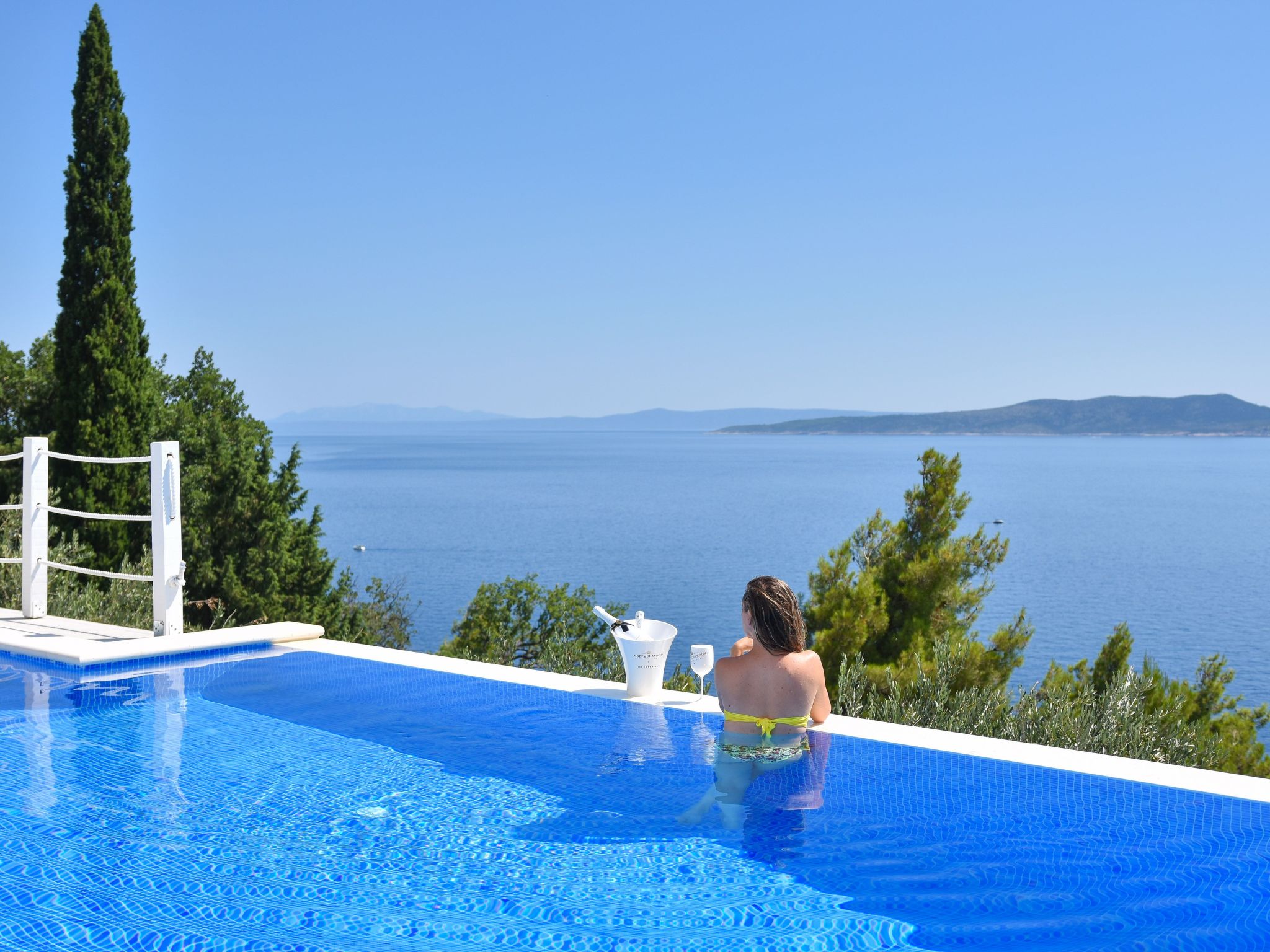 2 Schlafzimmer Villa Blue Dream mit Infinity-Pool-Inside