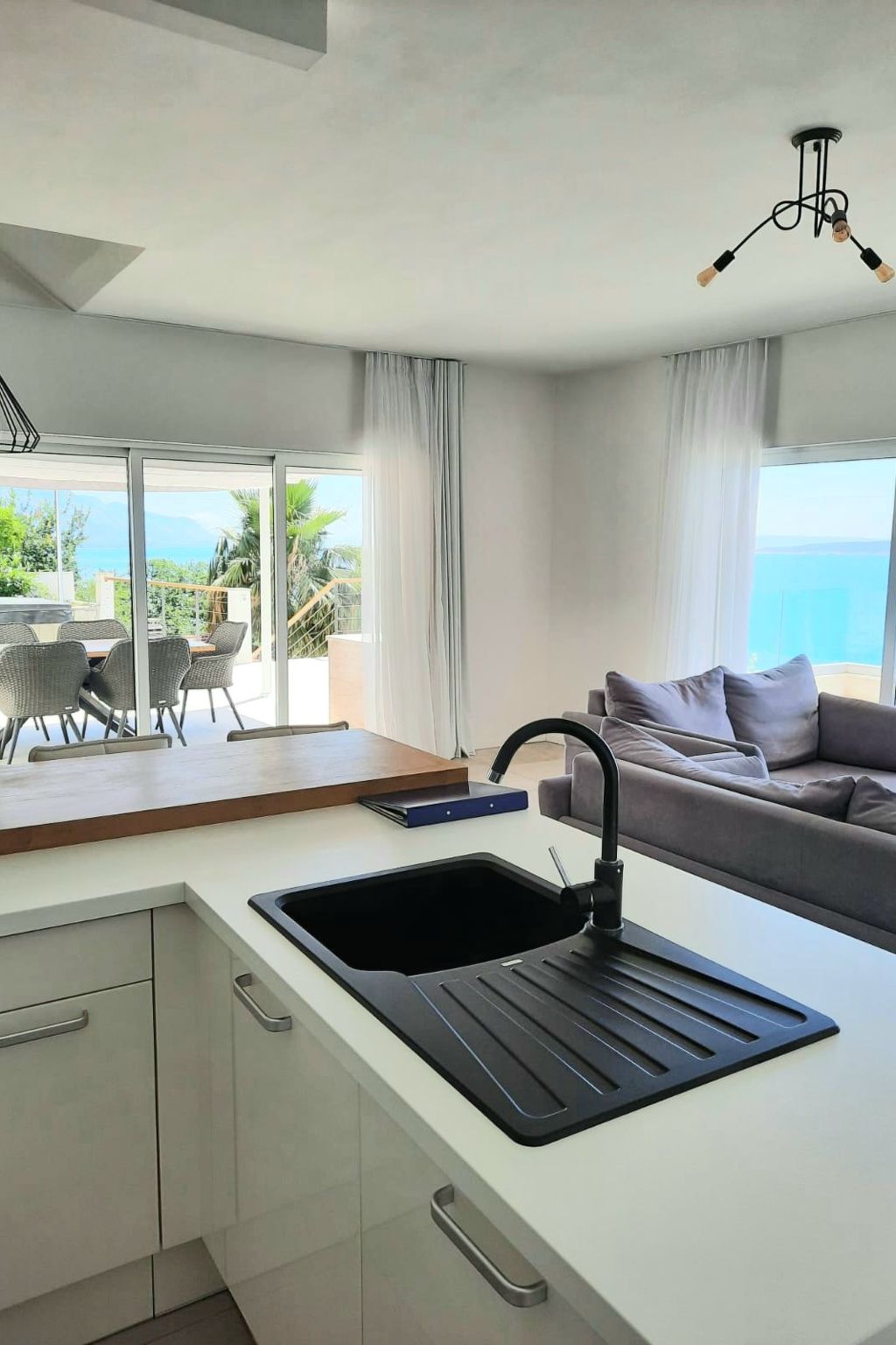 2 Schlafzimmer Villa Blue Dream mit Infinity-Pool-Inside