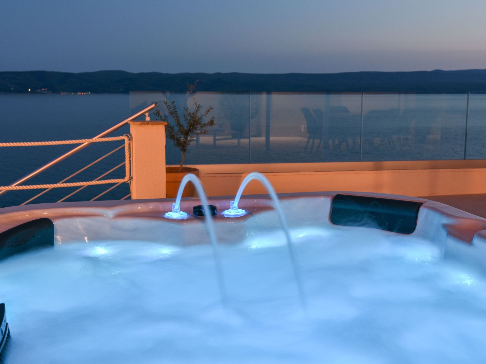 2 Schlafzimmer Villa Blue Dream mit Infinity-Pool-Inside