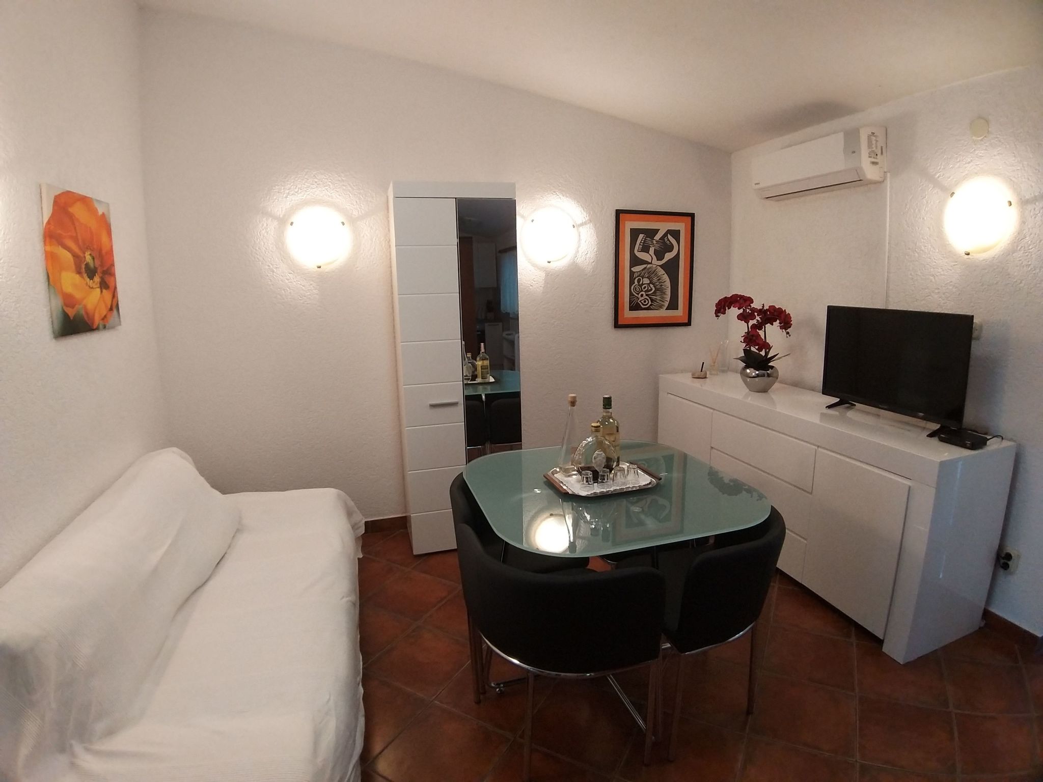 Haus am Wasser mit Blick aufs Wasser-Drinnen