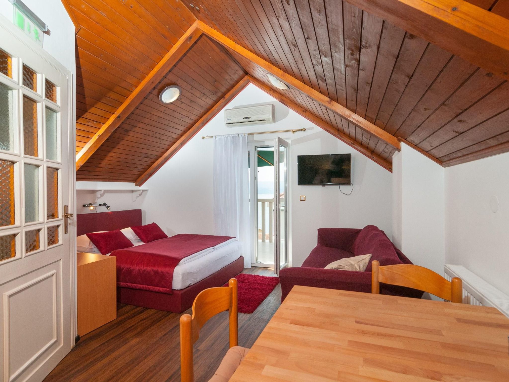 Gemütliche Wohnung in Omiš mit Privatem Balkon-Binnen