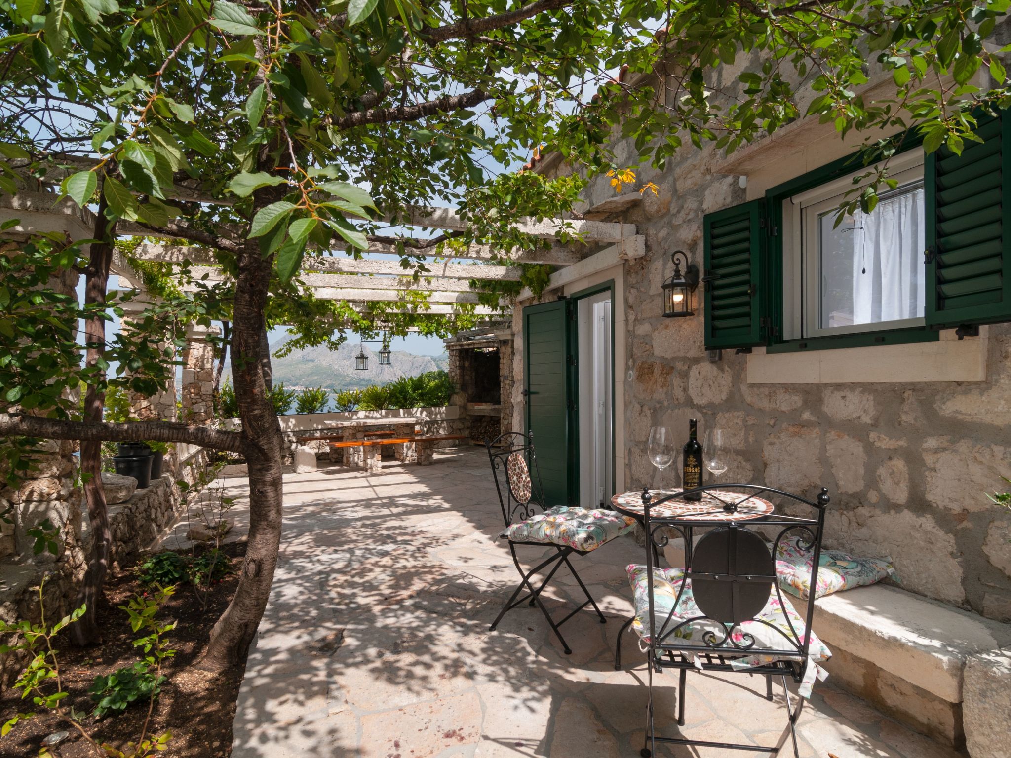 This 35m² holiday apartment is an independent little house in the interior courtyard of the site. The house is built with old Dalmatian stone and in the interior you can also see the flair of the tra..