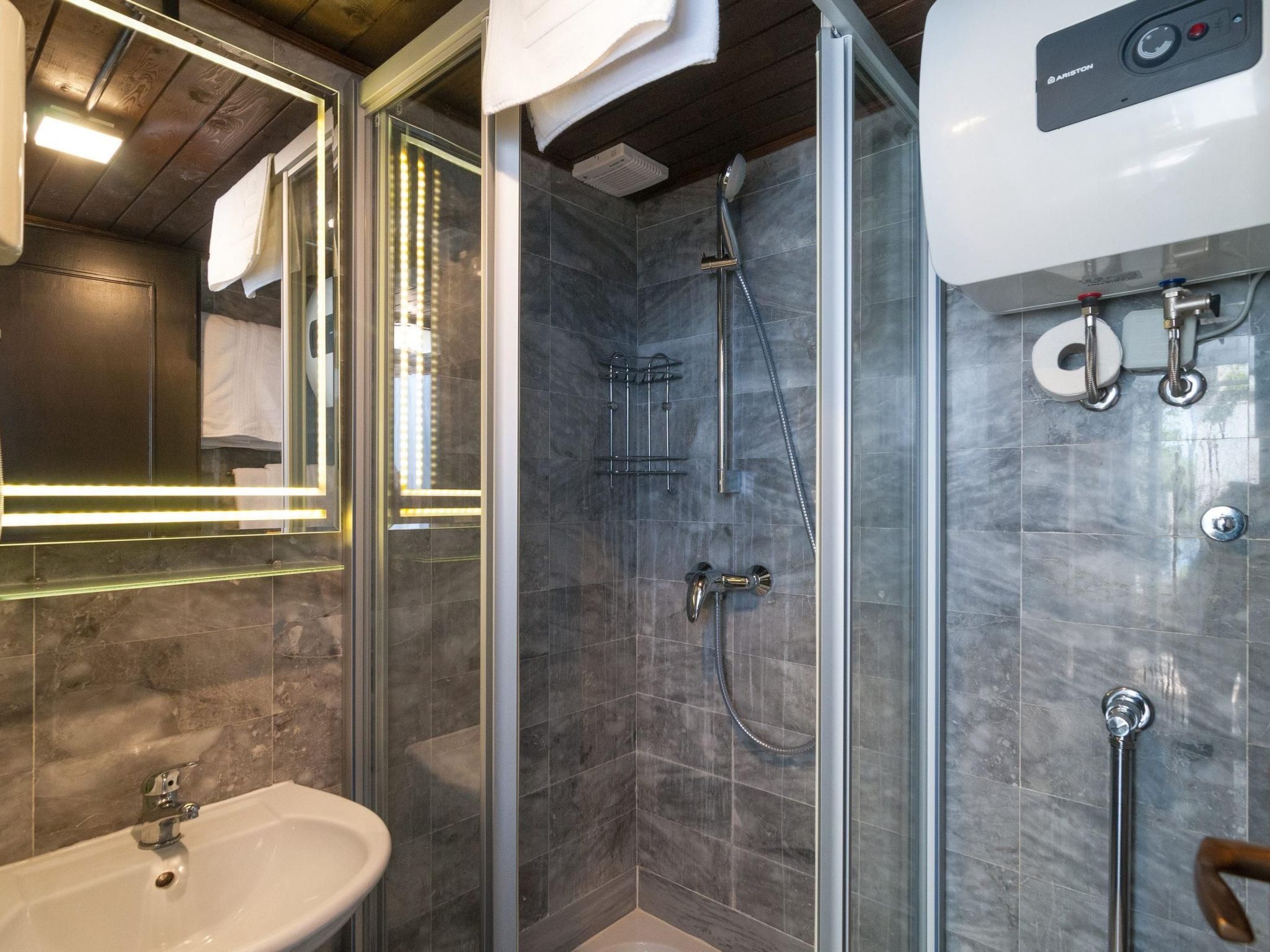 Für drei Personen-Binnen