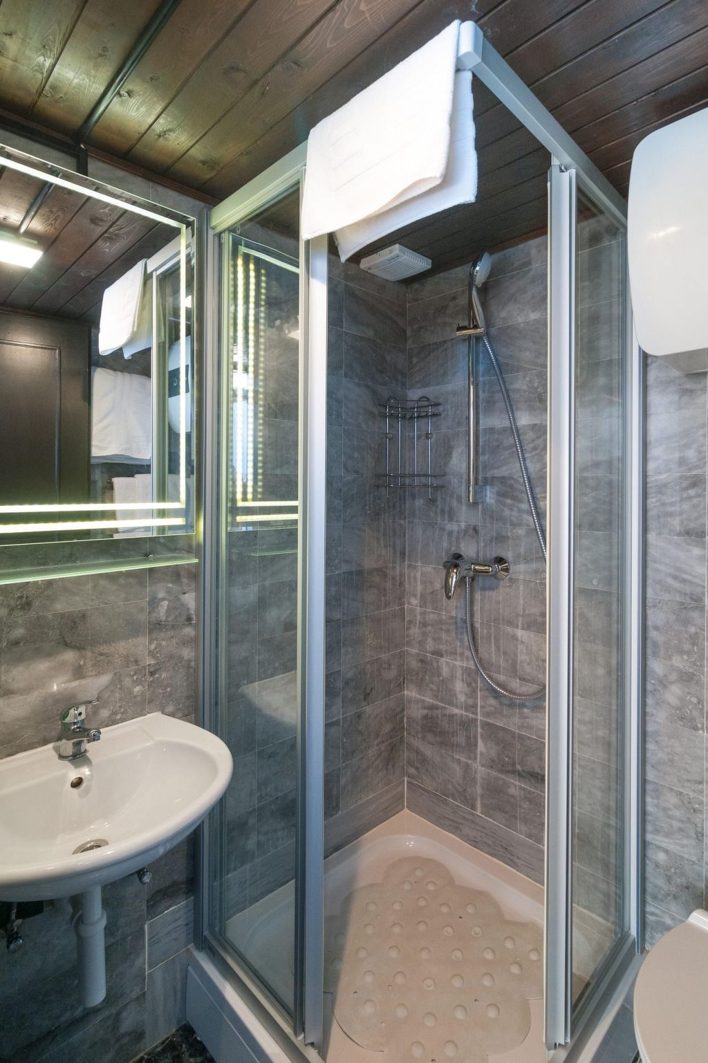 Für drei Personen-Binnen