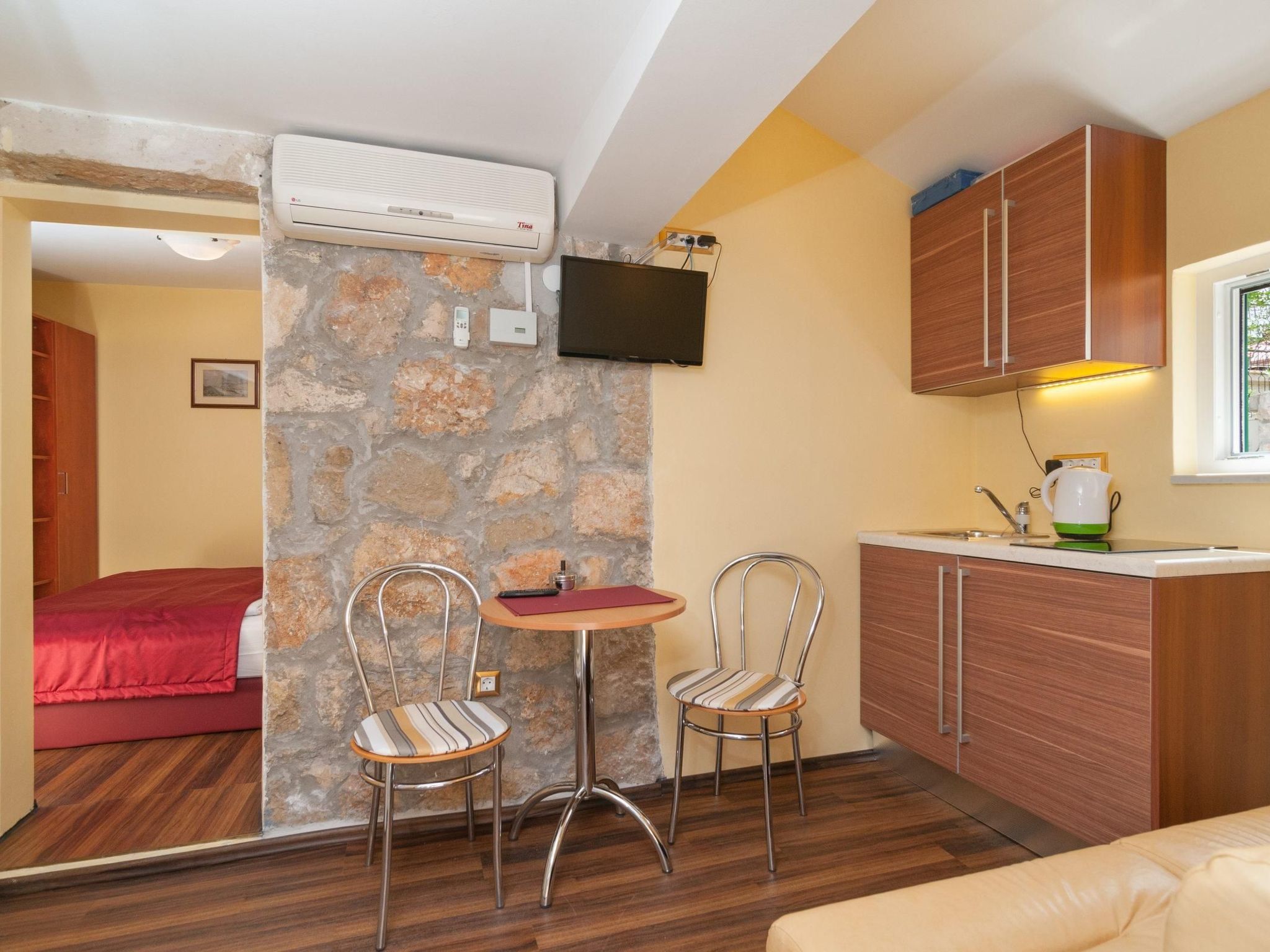 Große Ferienwohnung in Omiš mit Privatem Balkon-Binnen