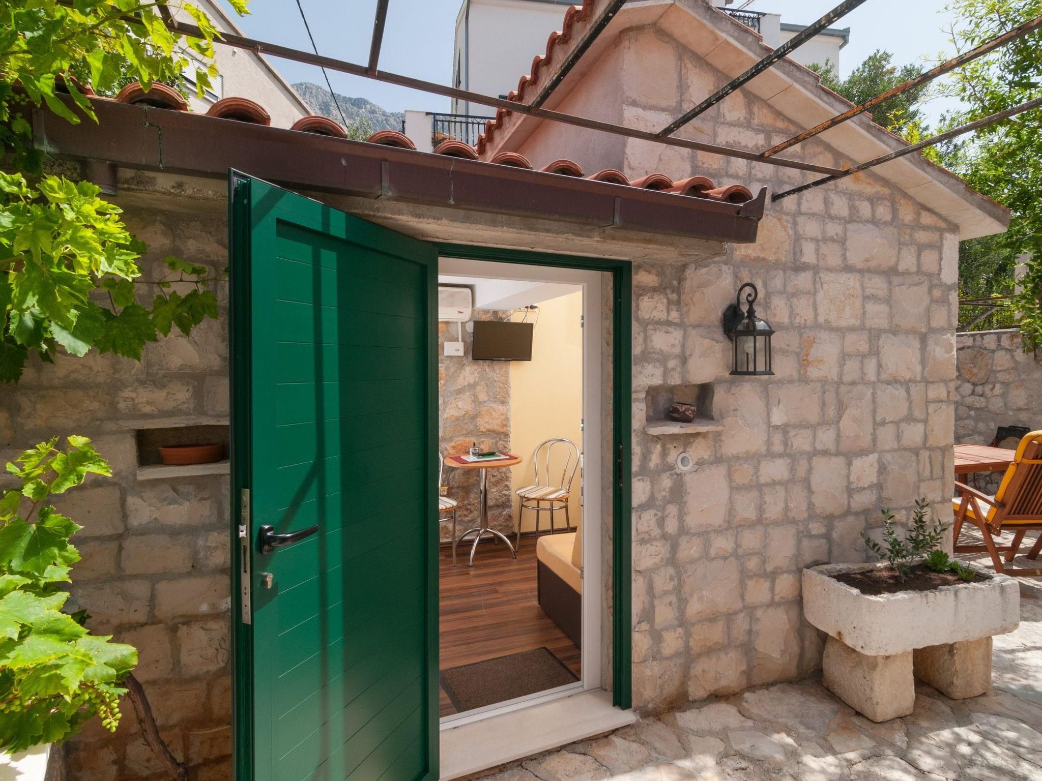 Große Ferienwohnung in Omiš mit Privatem Balkon-Binnen