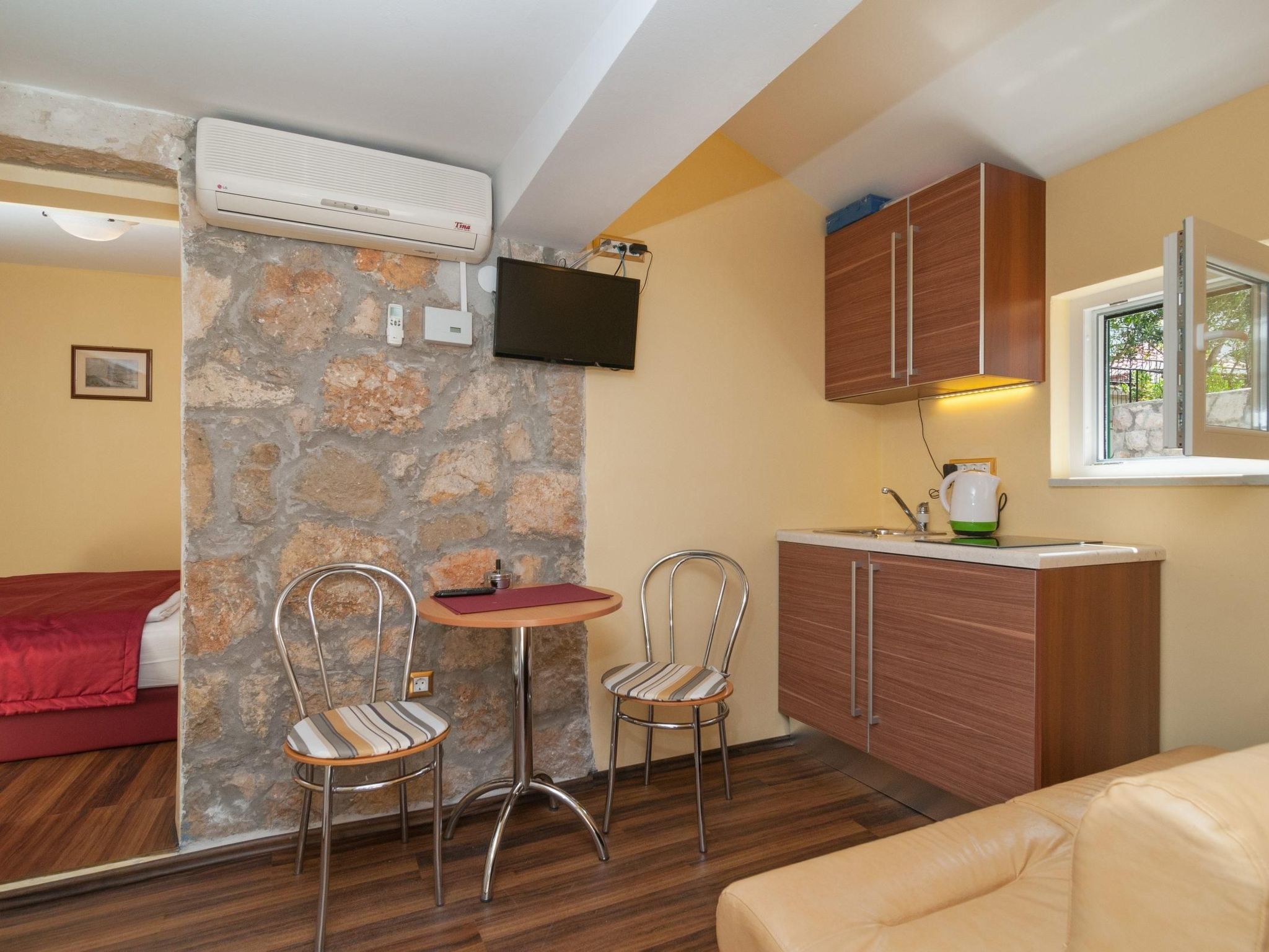 Große Ferienwohnung in Omiš mit Privatem Balkon-Binnen