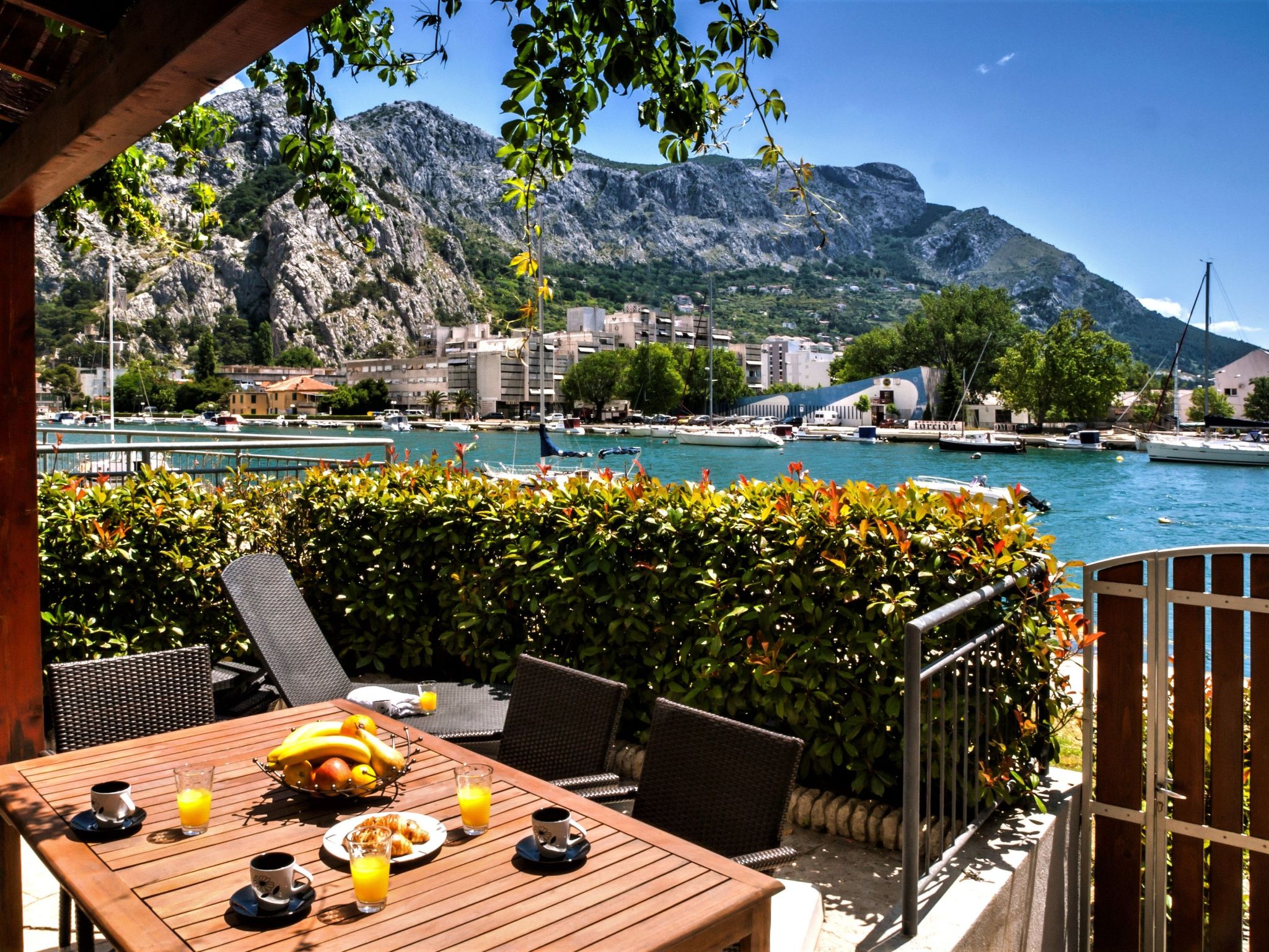Ein luxuriöses Apartment in der Nähe des Zentrums, am Flussufer-Drinnen