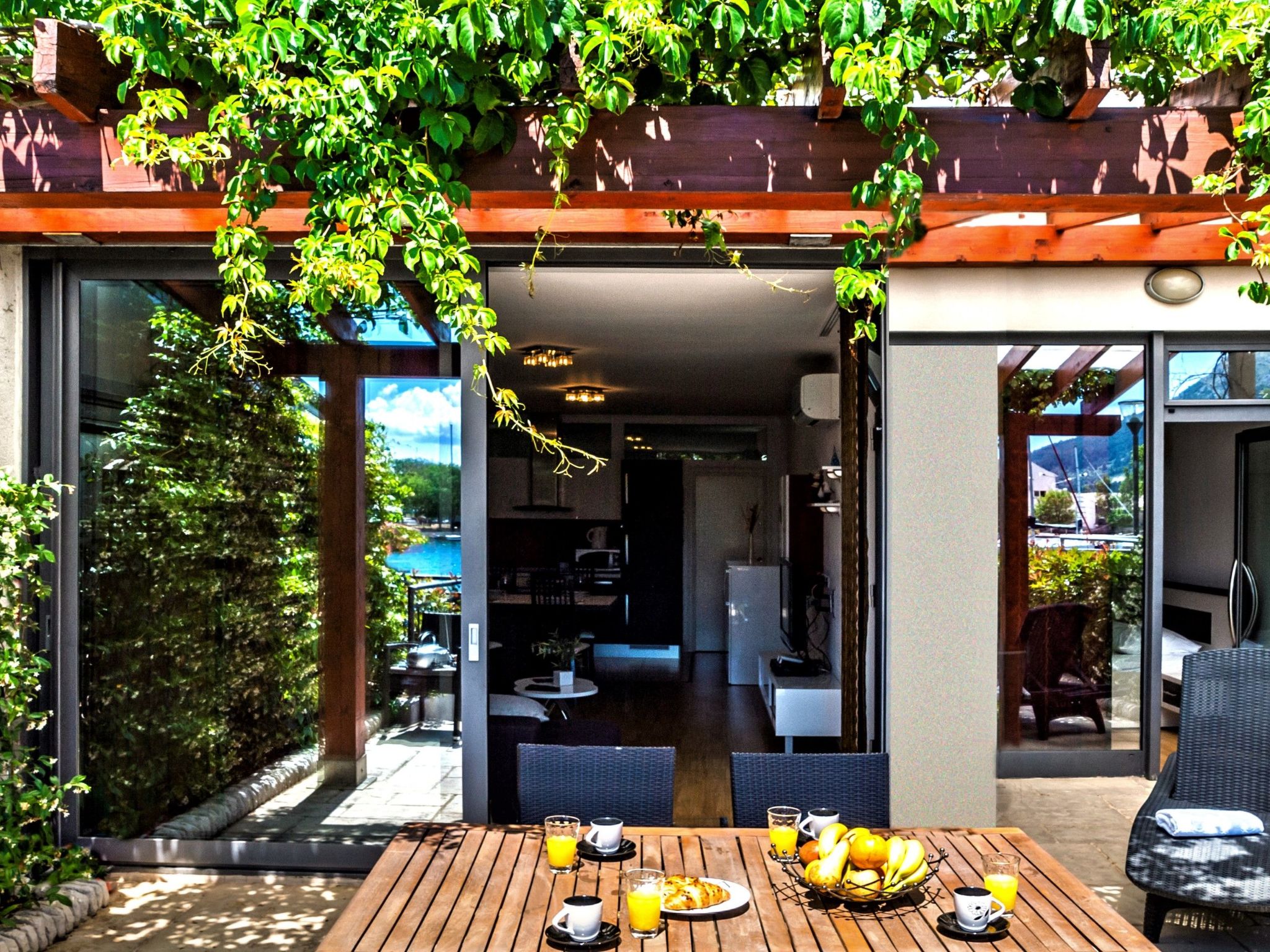 Ein luxuriöses Apartment in der Nähe des Zentrums, am Flussufer-Drinnen
