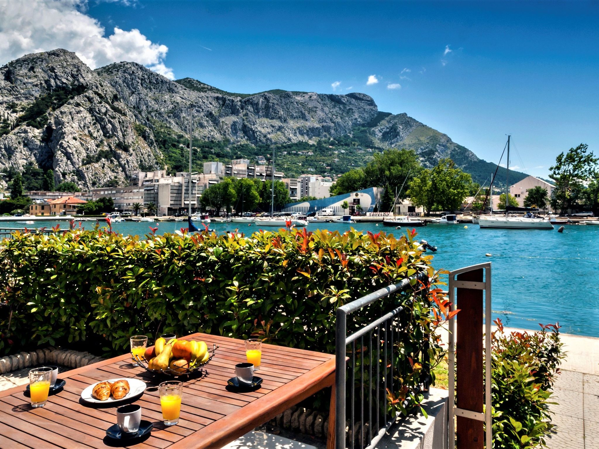 Ein luxuriöses Apartment in der Nähe des Zentrums, am Flussufer-Drinnen