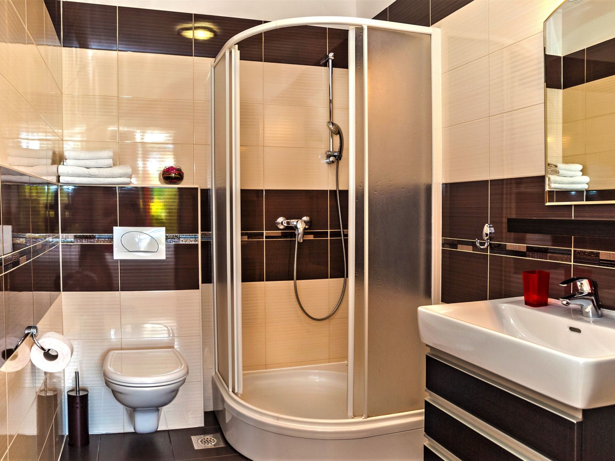 Ein luxuriöses Apartment in der Nähe des Zentrums, am Flussufer-Drinnen