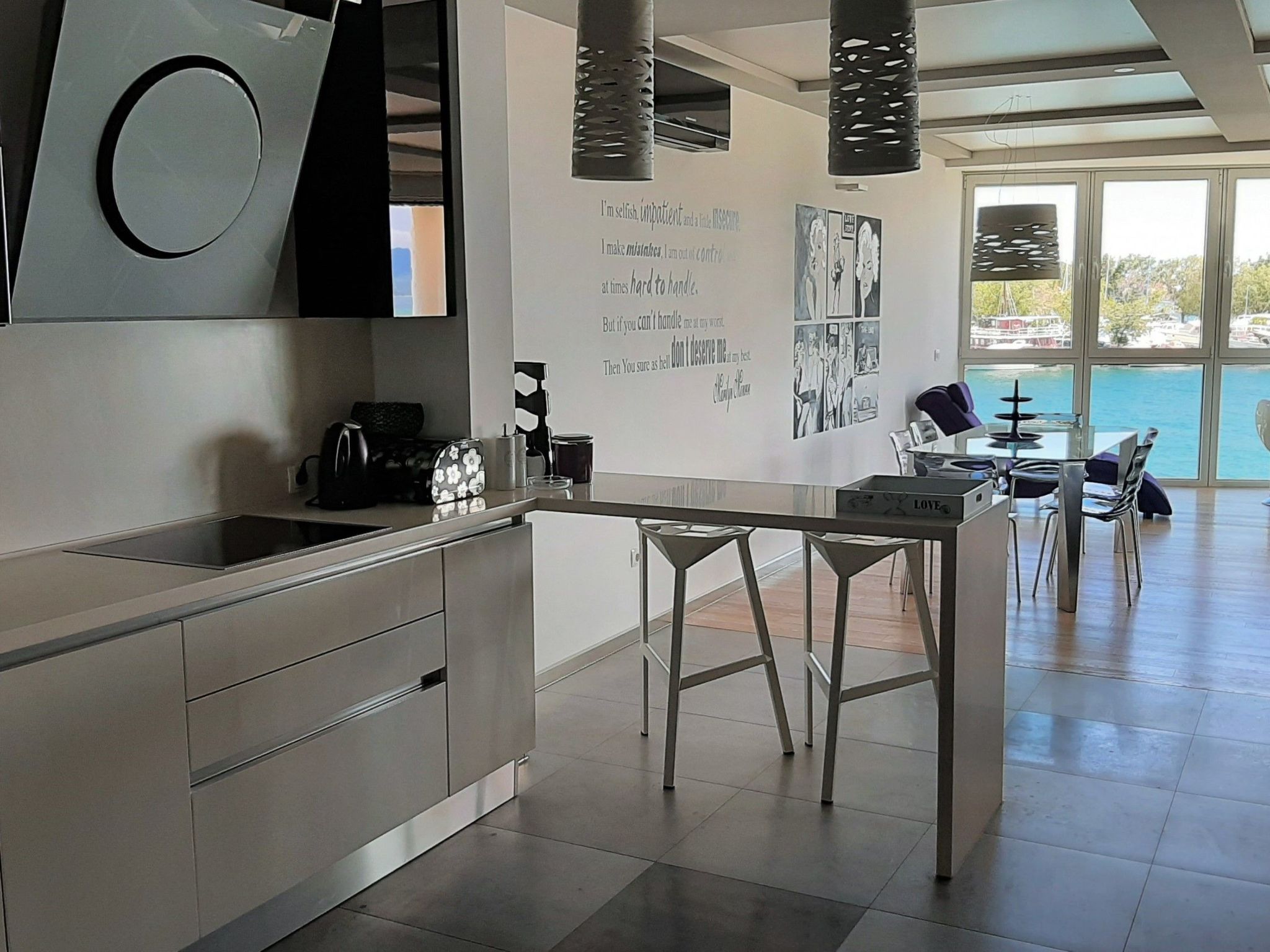 Stylisches Studio mit atemberaubendem Ausblick-Drinnen