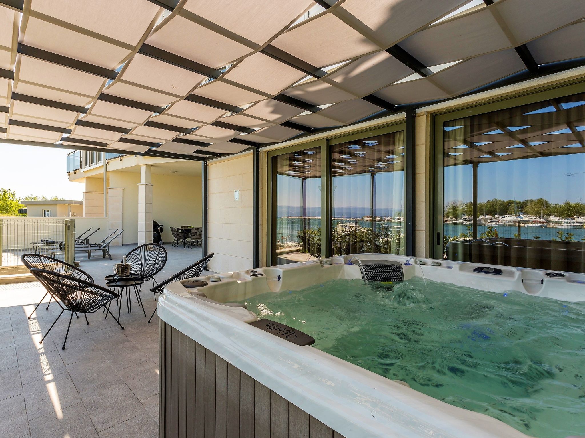 Luxus-Apartment mit Whirlpool-Drinnen