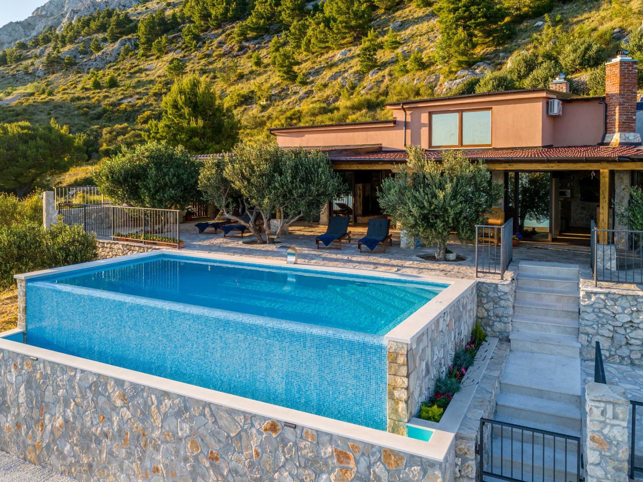 Villa mit vier Schlafzimmern und beheiztem Pool-Drinnen