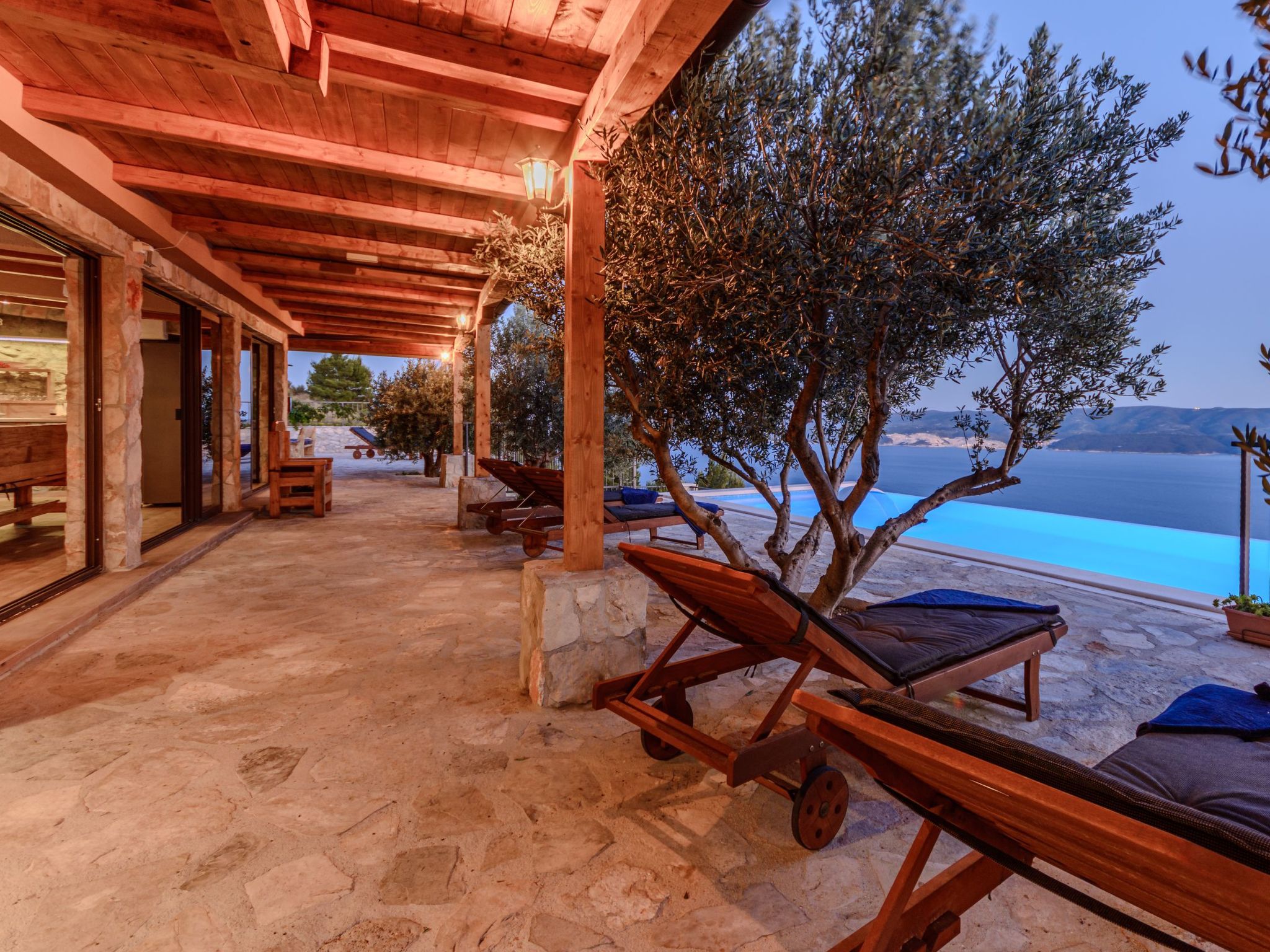 Villa mit vier Schlafzimmern und beheiztem Pool-Drinnen