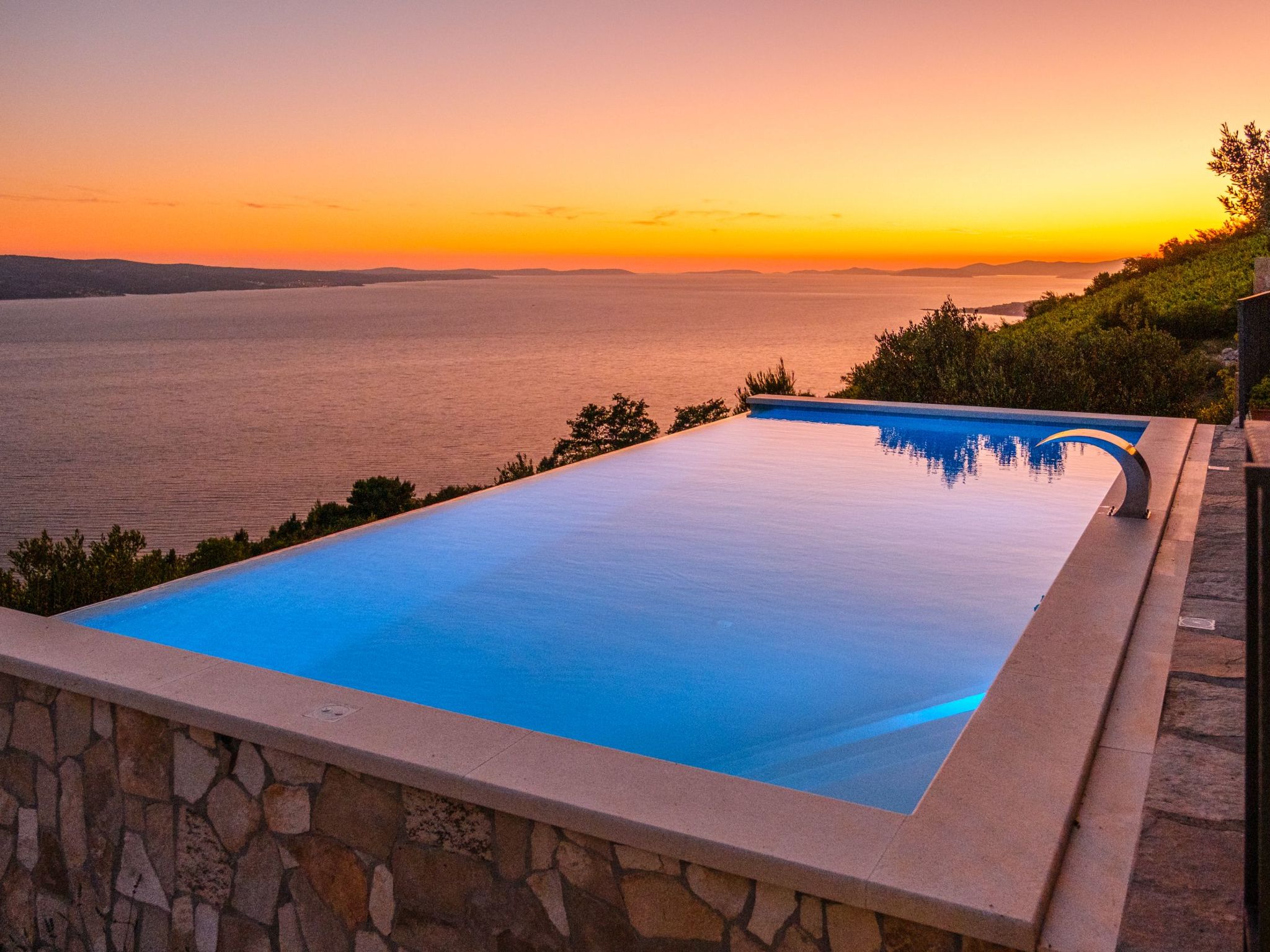 Villa mit vier Schlafzimmern und beheiztem Pool-Drinnen