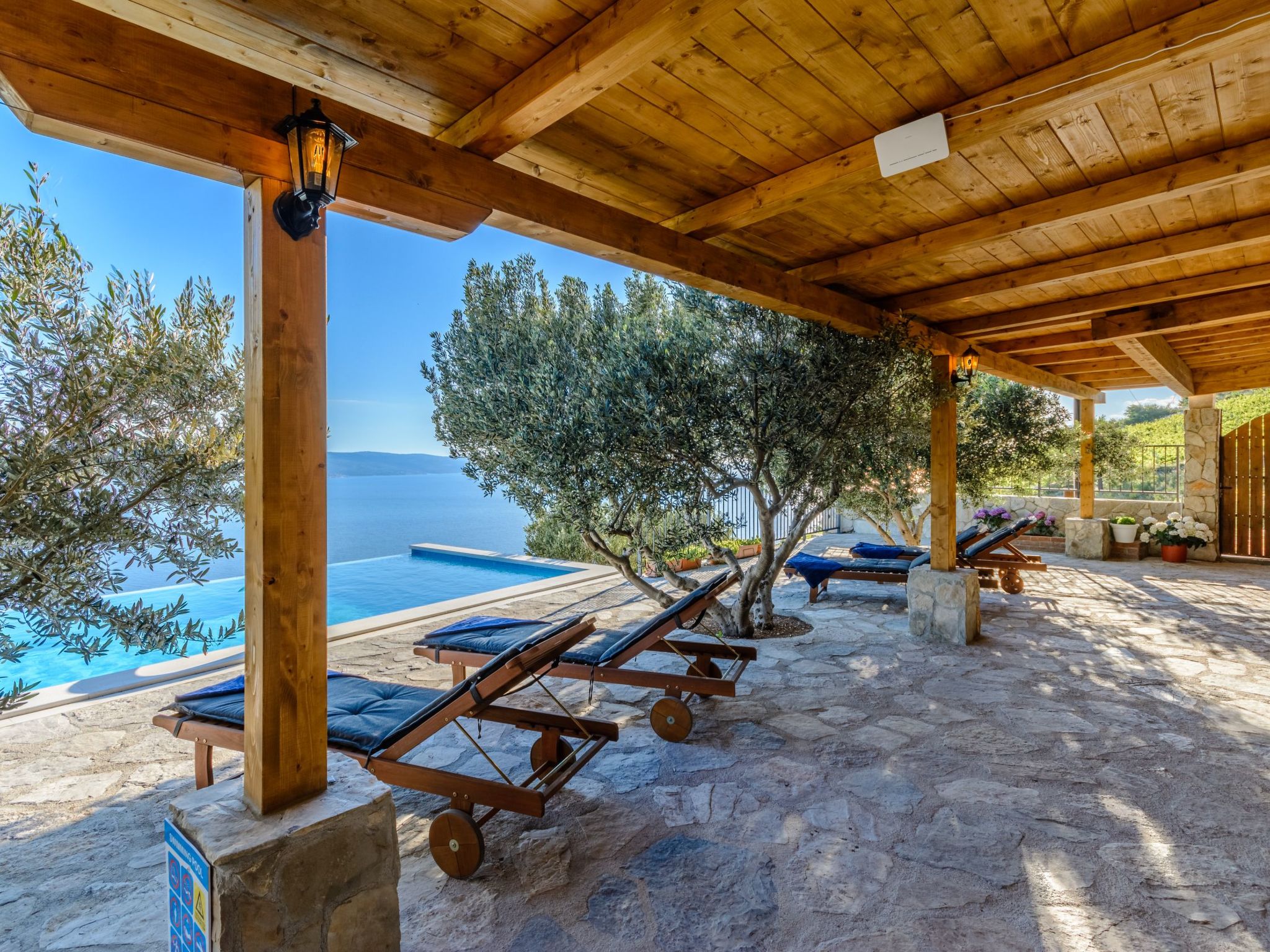 Villa mit vier Schlafzimmern und beheiztem Pool-Drinnen