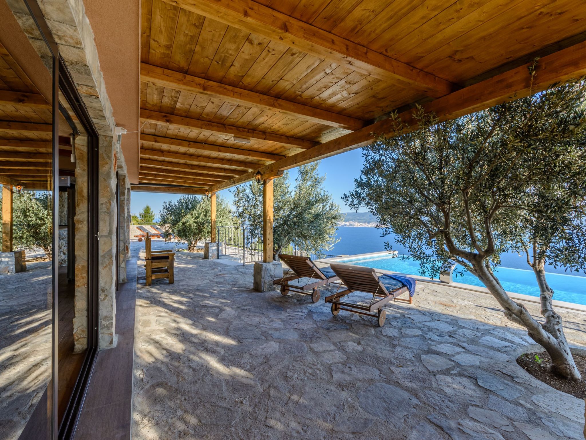 Villa mit vier Schlafzimmern und beheiztem Pool-Drinnen