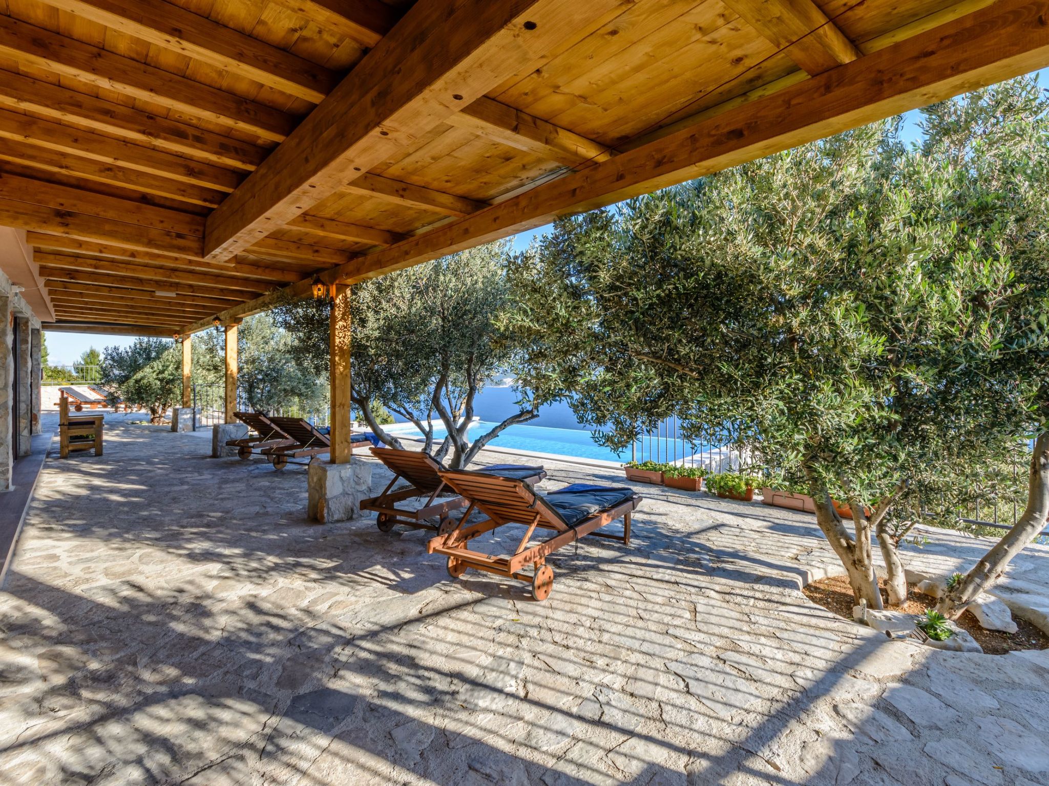 Villa mit vier Schlafzimmern und beheiztem Pool-Drinnen