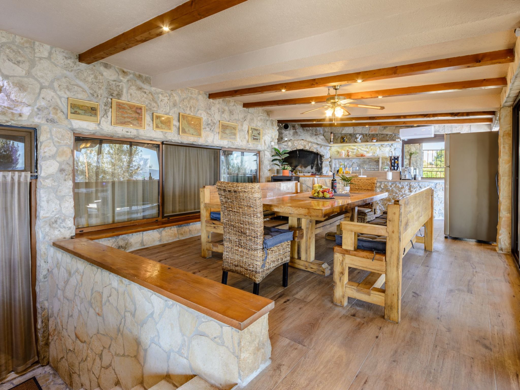 Villa mit vier Schlafzimmern und beheiztem Pool-Drinnen