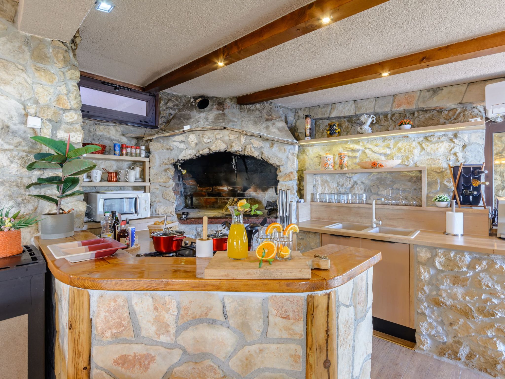 Villa mit vier Schlafzimmern und beheiztem Pool-Drinnen