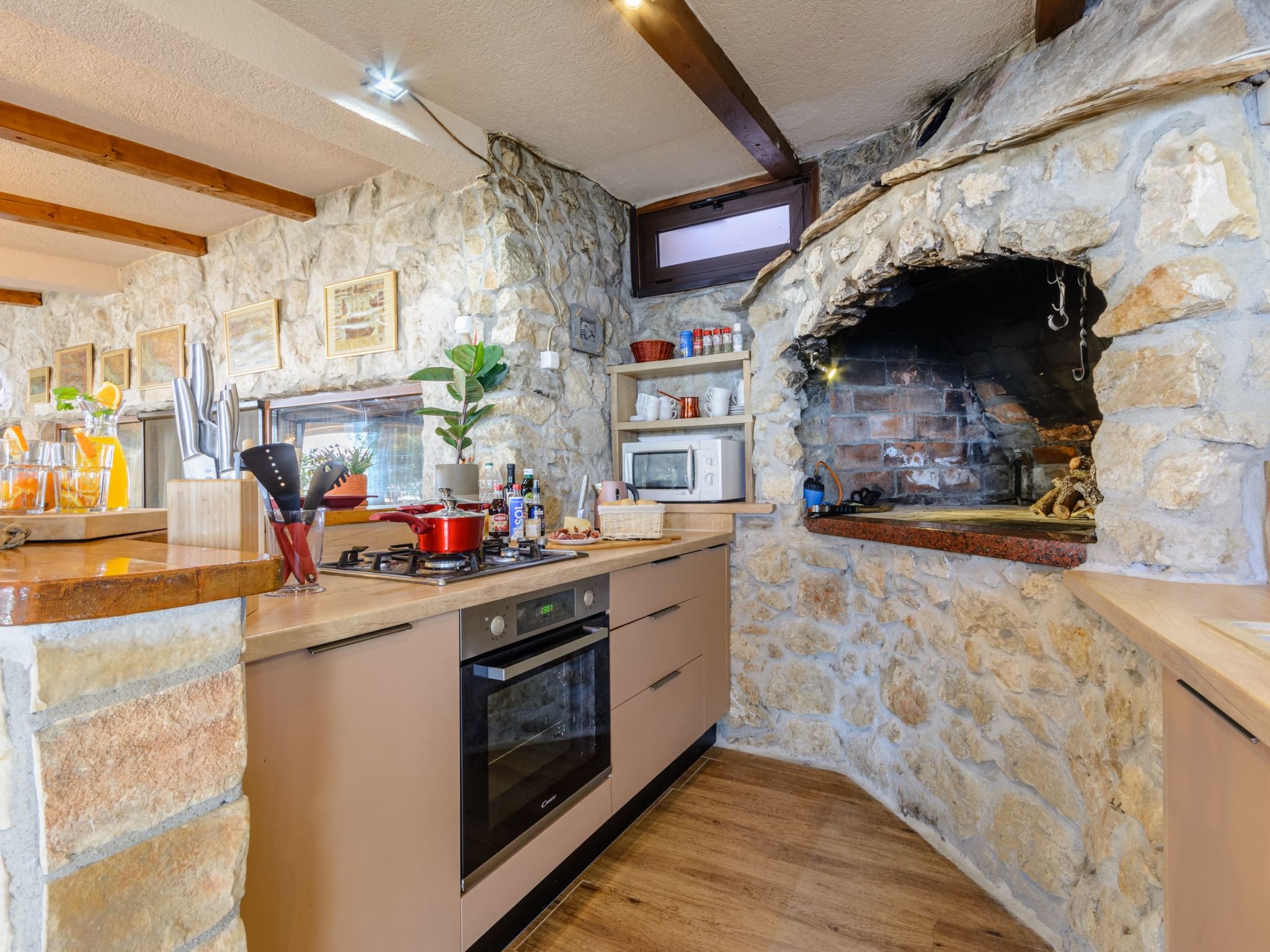 Villa mit vier Schlafzimmern und beheiztem Pool-Drinnen