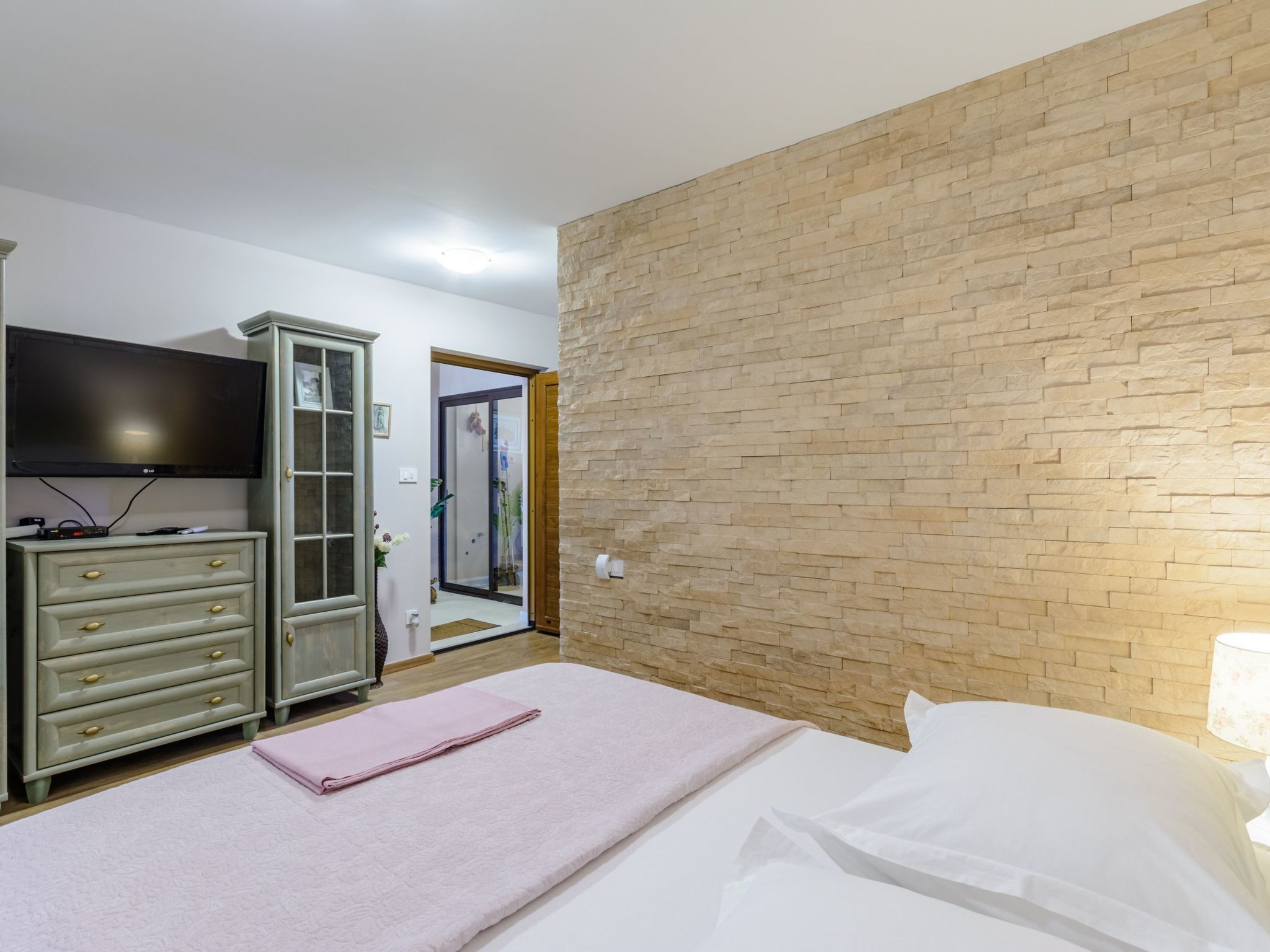 Villa mit vier Schlafzimmern und beheiztem Pool-Drinnen