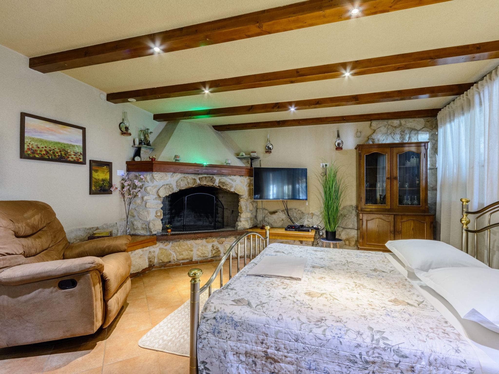 Villa mit vier Schlafzimmern und beheiztem Pool-Drinnen