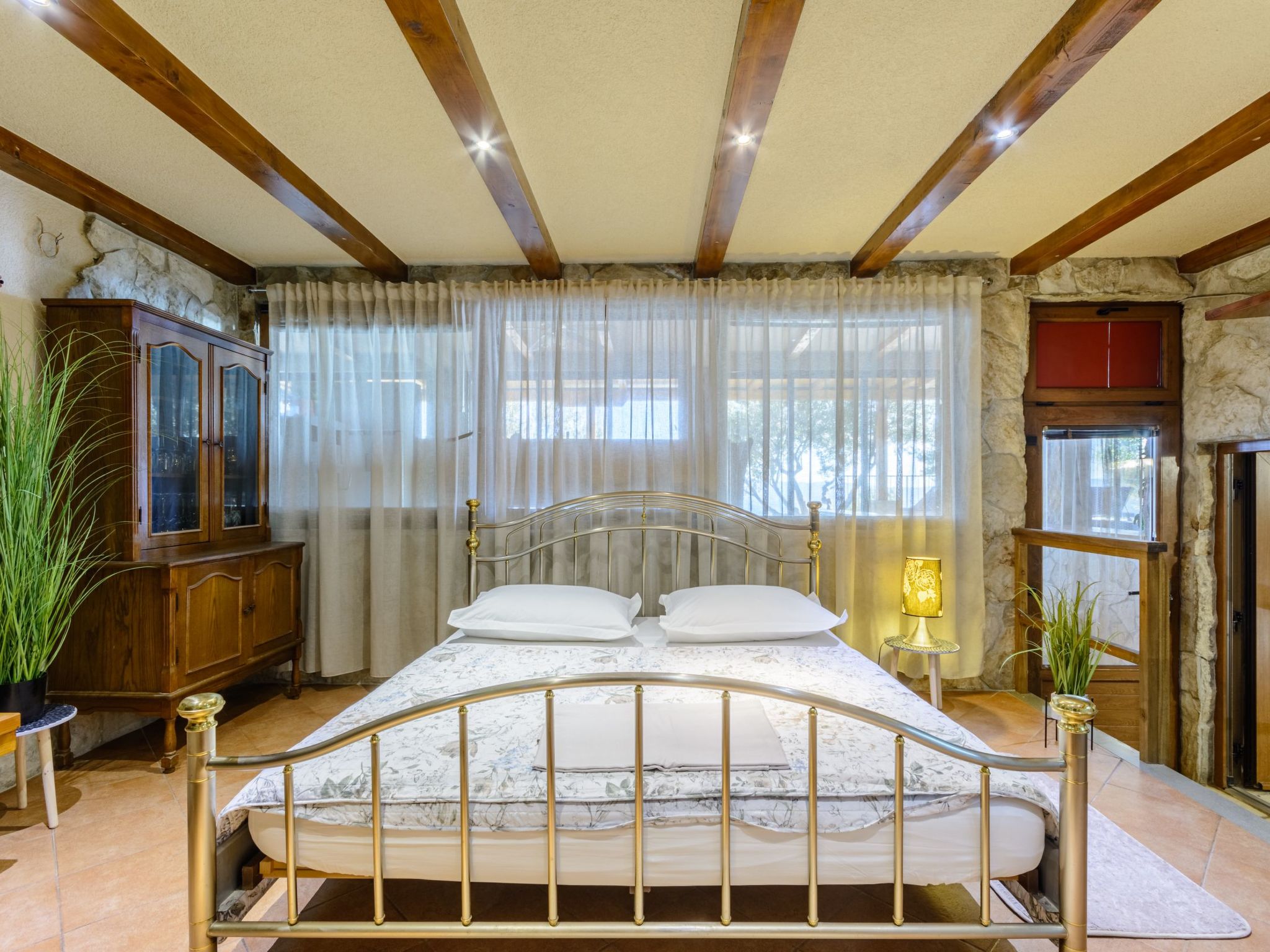 Villa mit vier Schlafzimmern und beheiztem Pool-Drinnen