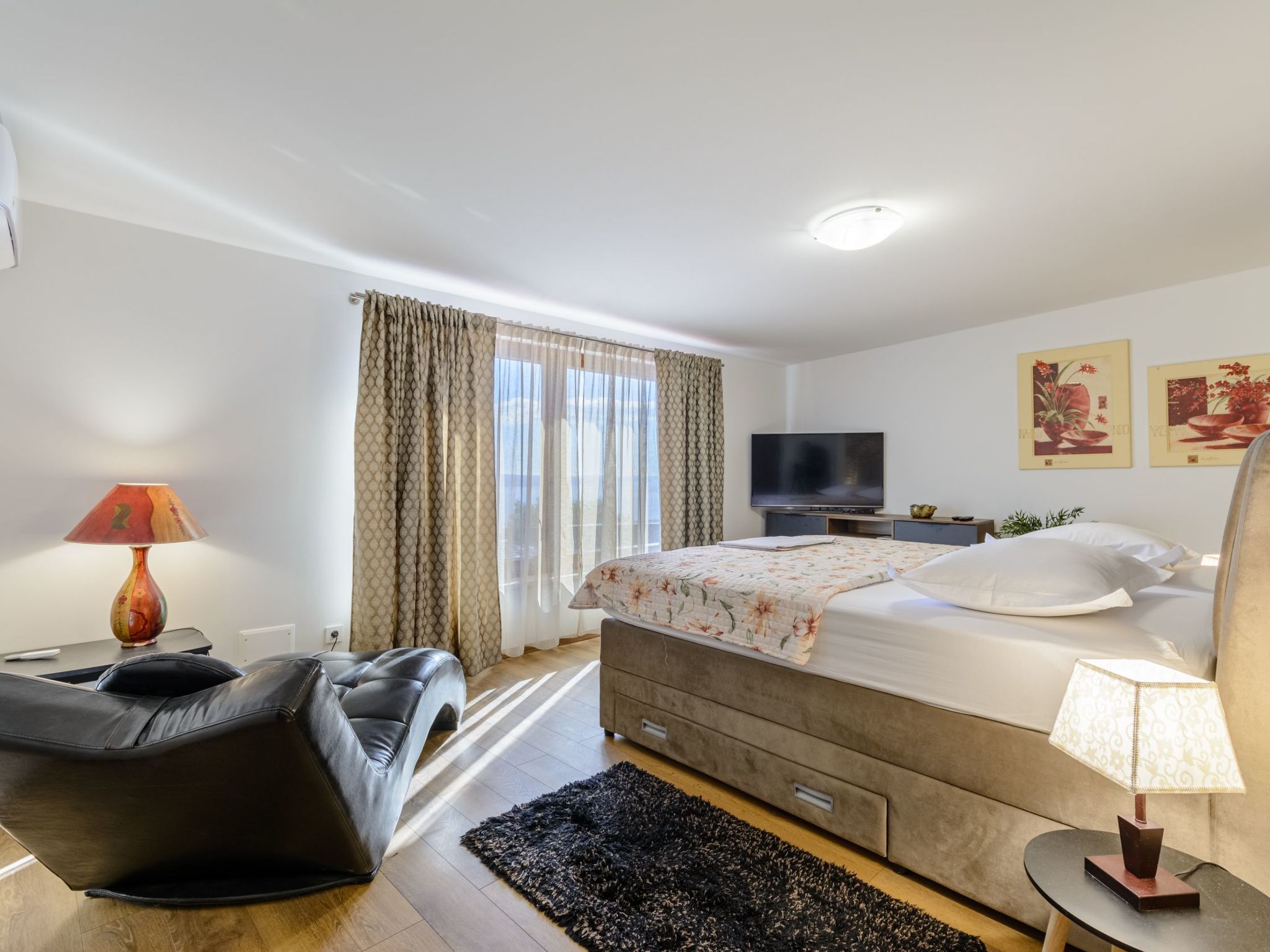 Villa mit vier Schlafzimmern und beheiztem Pool-Drinnen